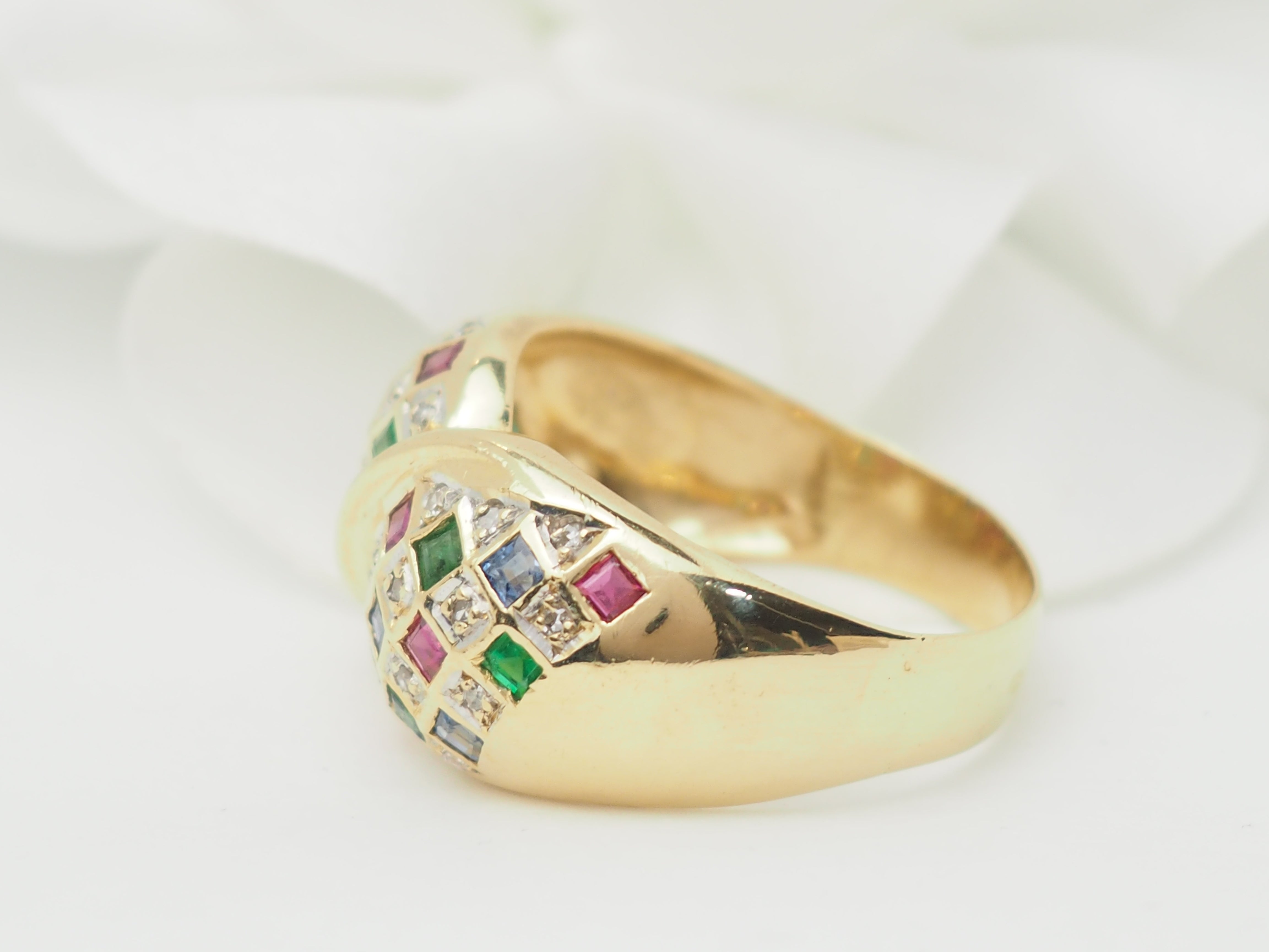 Bague pavée en or jaune, diamants et pierres précieuses