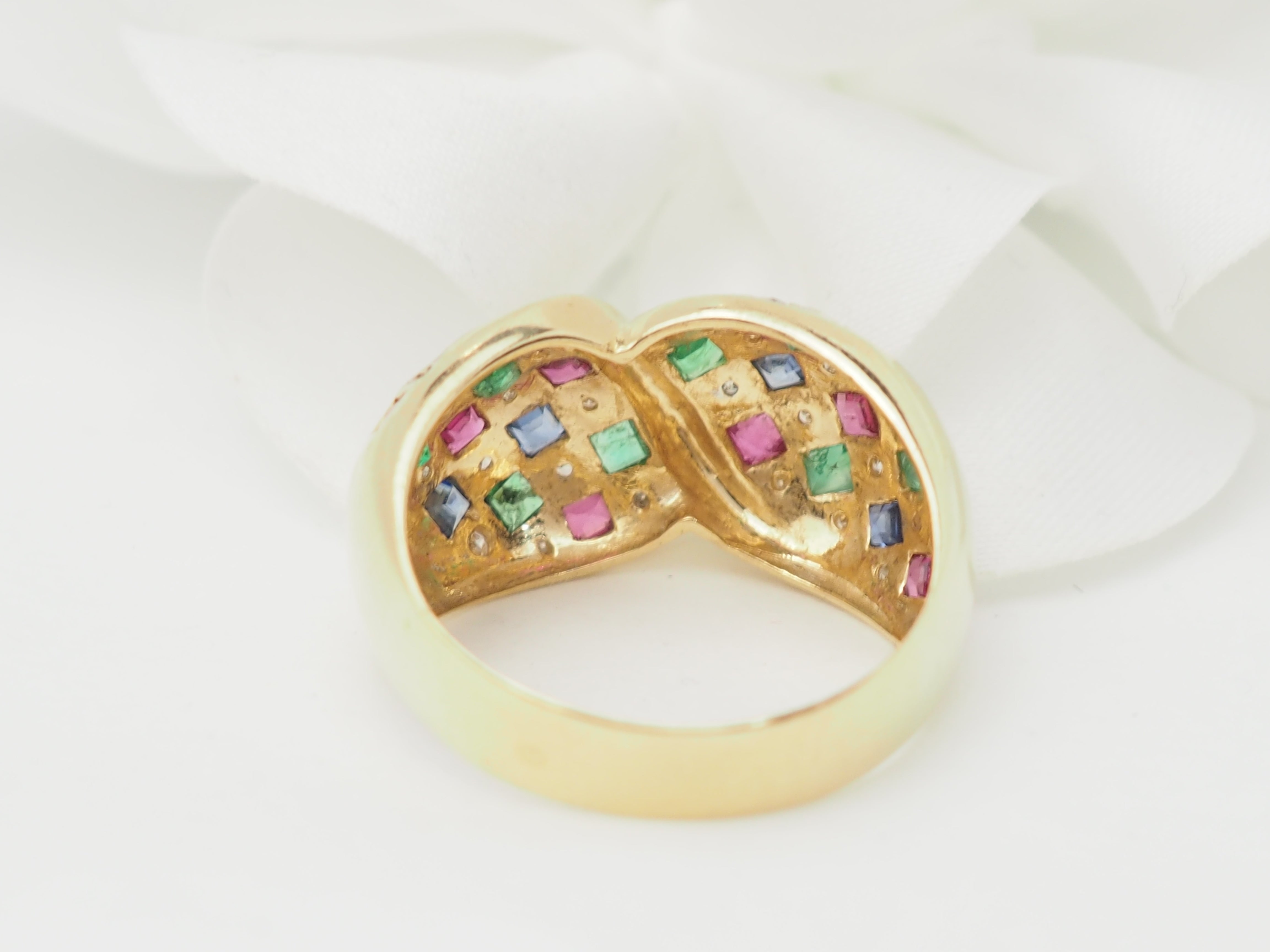 Bague pavée en or jaune, diamants et pierres précieuses