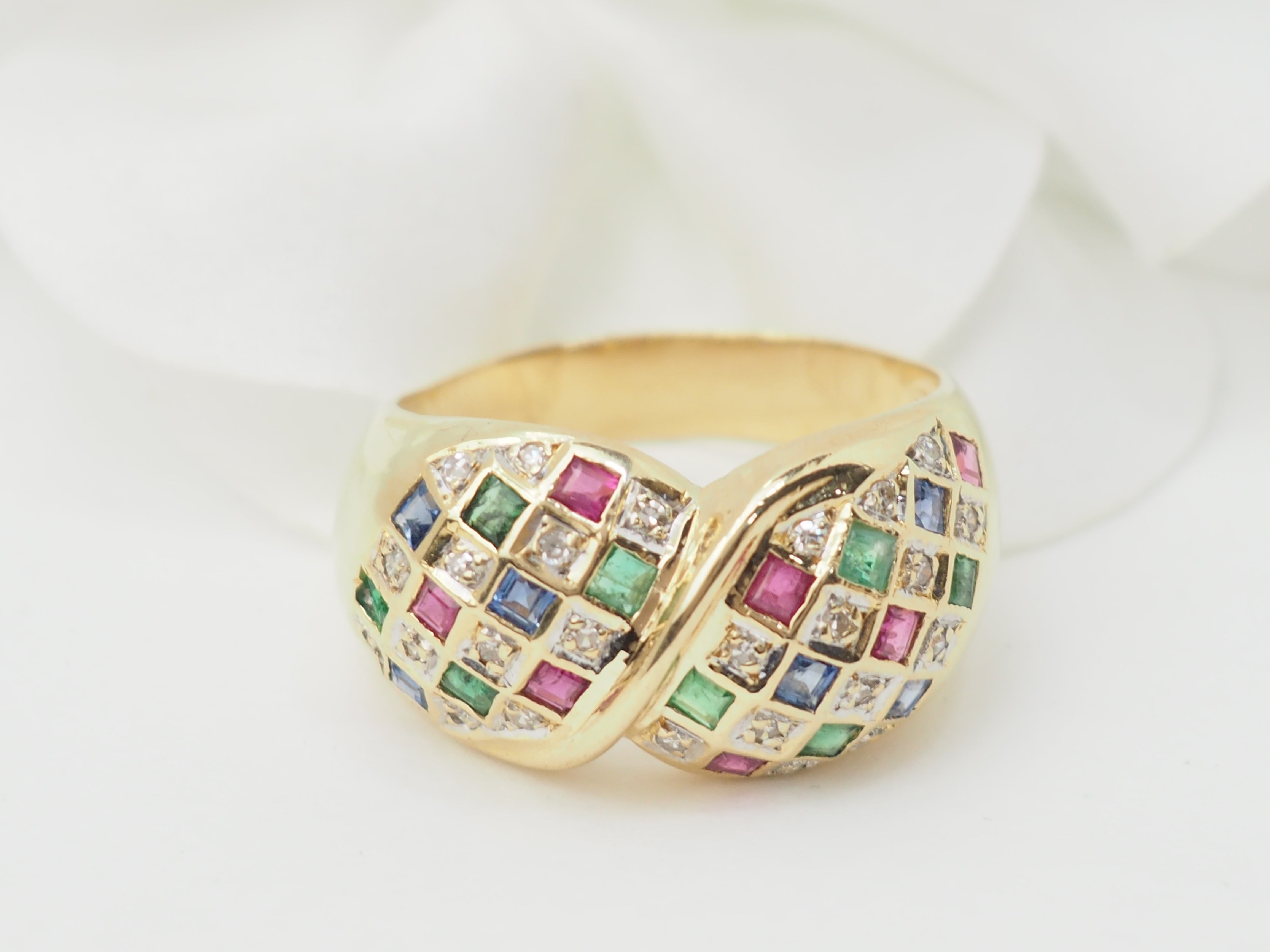 Bague pavée en or jaune, diamants et pierres précieuses