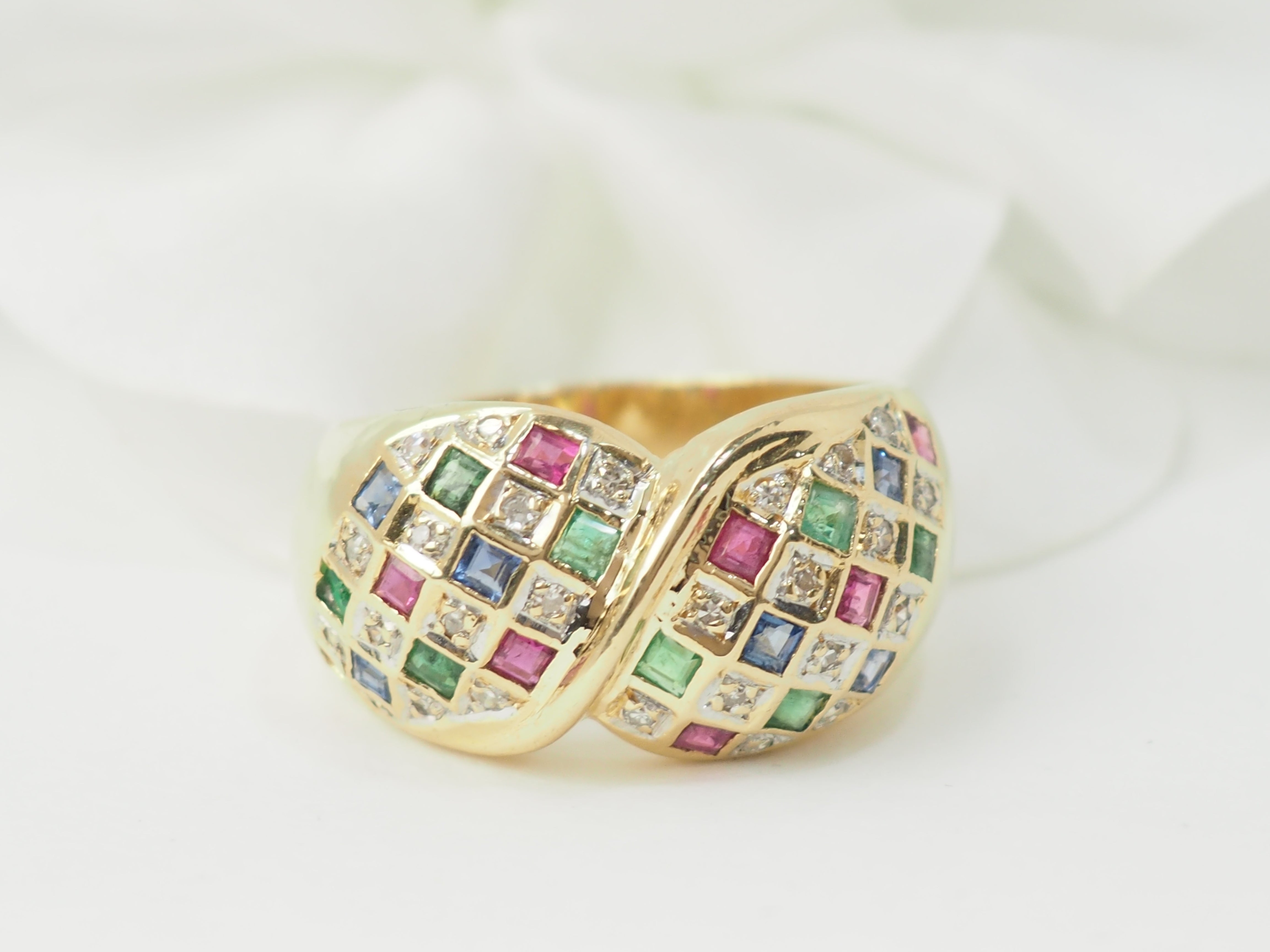 Bague pavée en or jaune, diamants et pierres précieuses