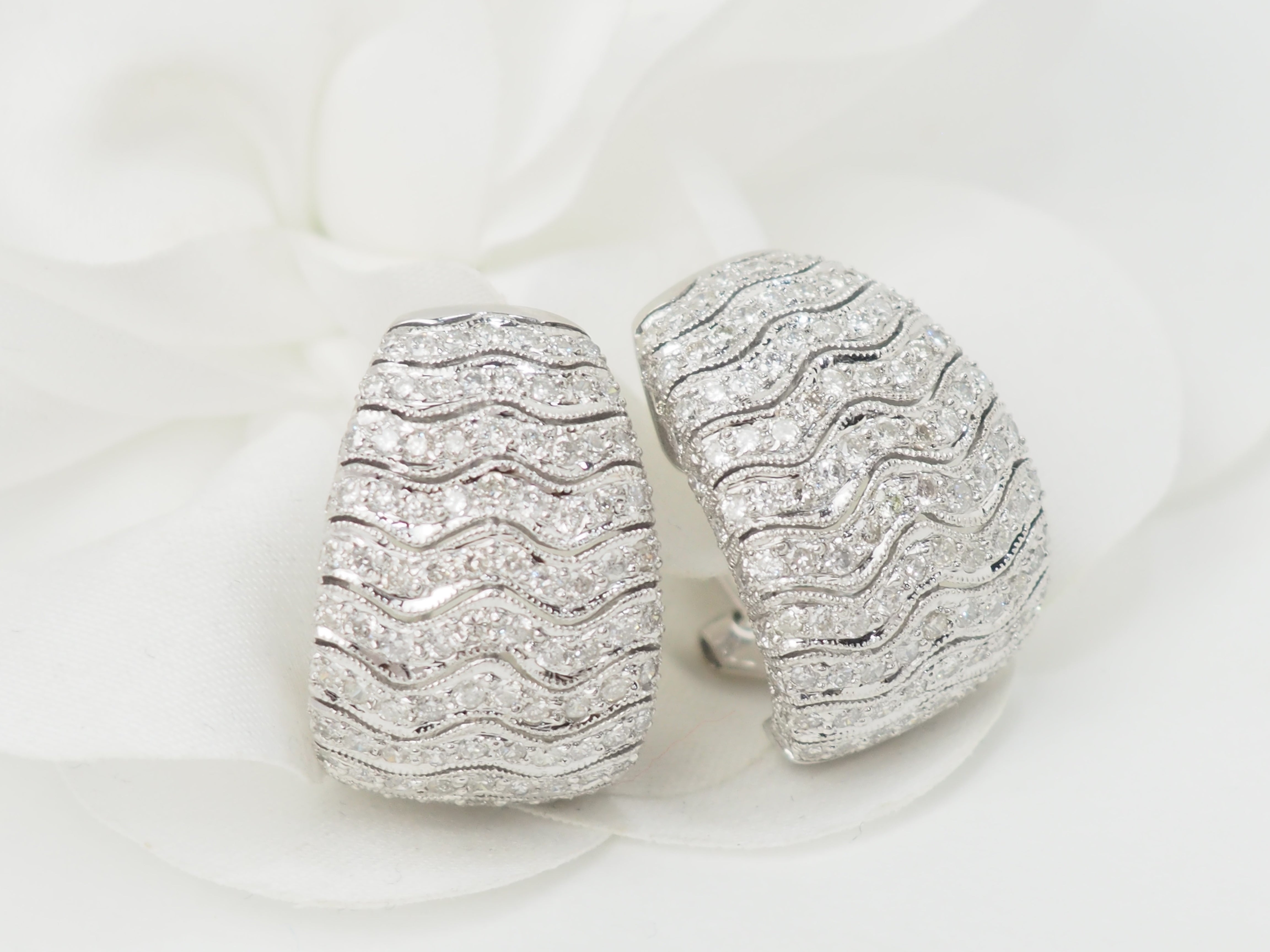 Boucles d'oreilles importantes en or blanc et pavage de diamants