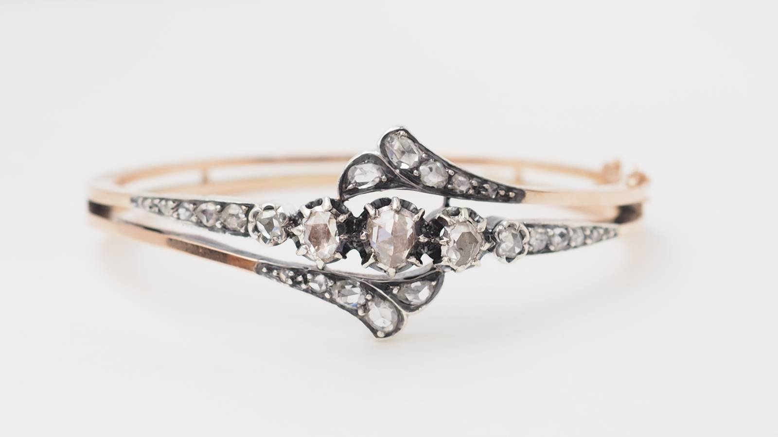 Bracelet ancien du XIX ème siècle en or rose et argent serti de diamants