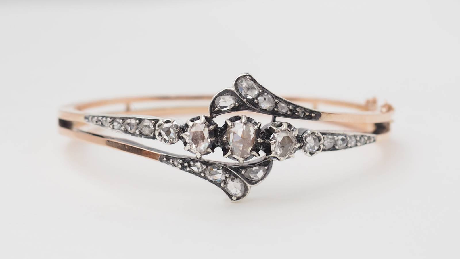 Bracelet ancien du XIX ème siècle en or rose et argent serti de diamants