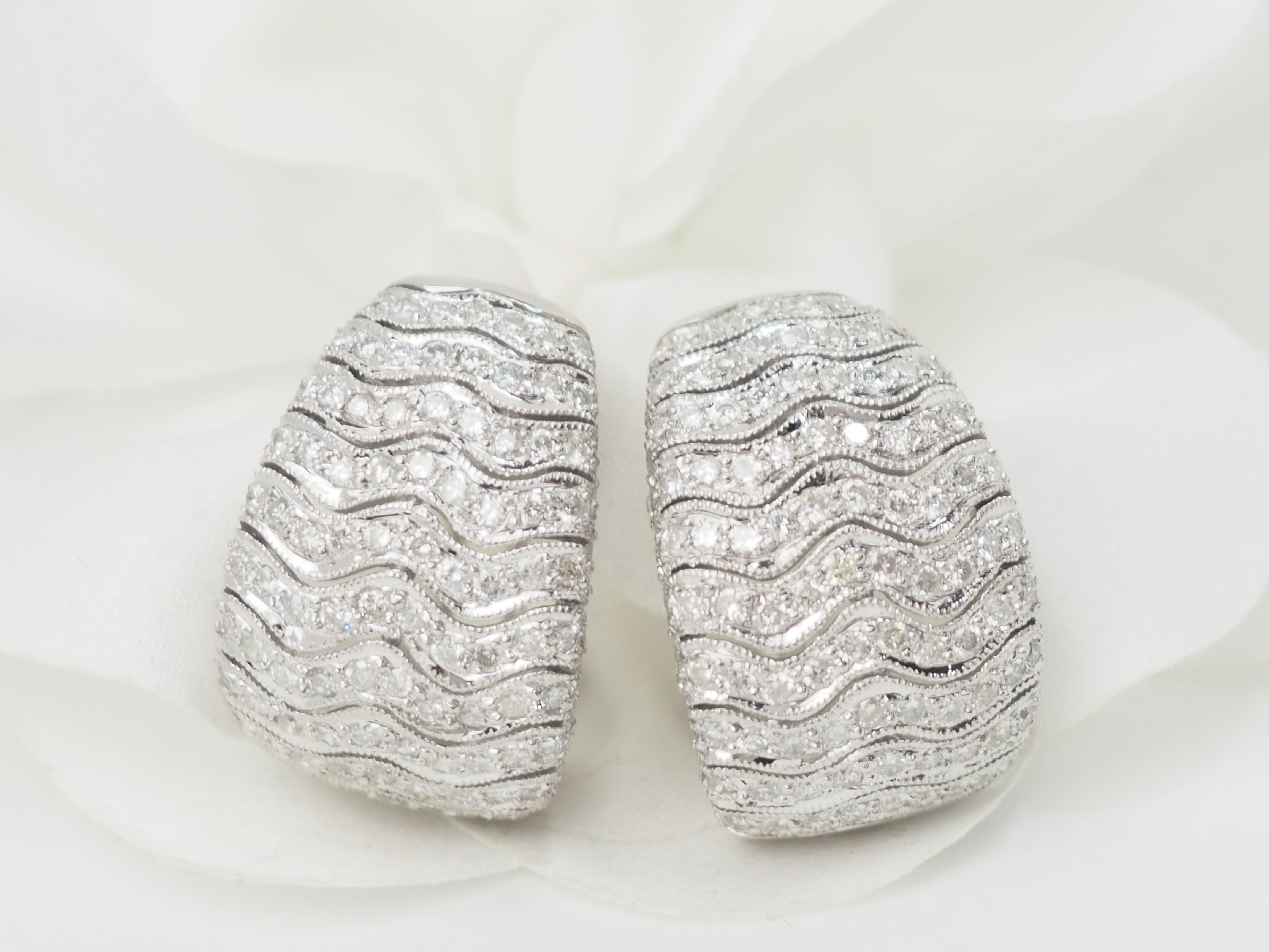 Boucles d'oreilles importantes en or blanc et pavage de diamants