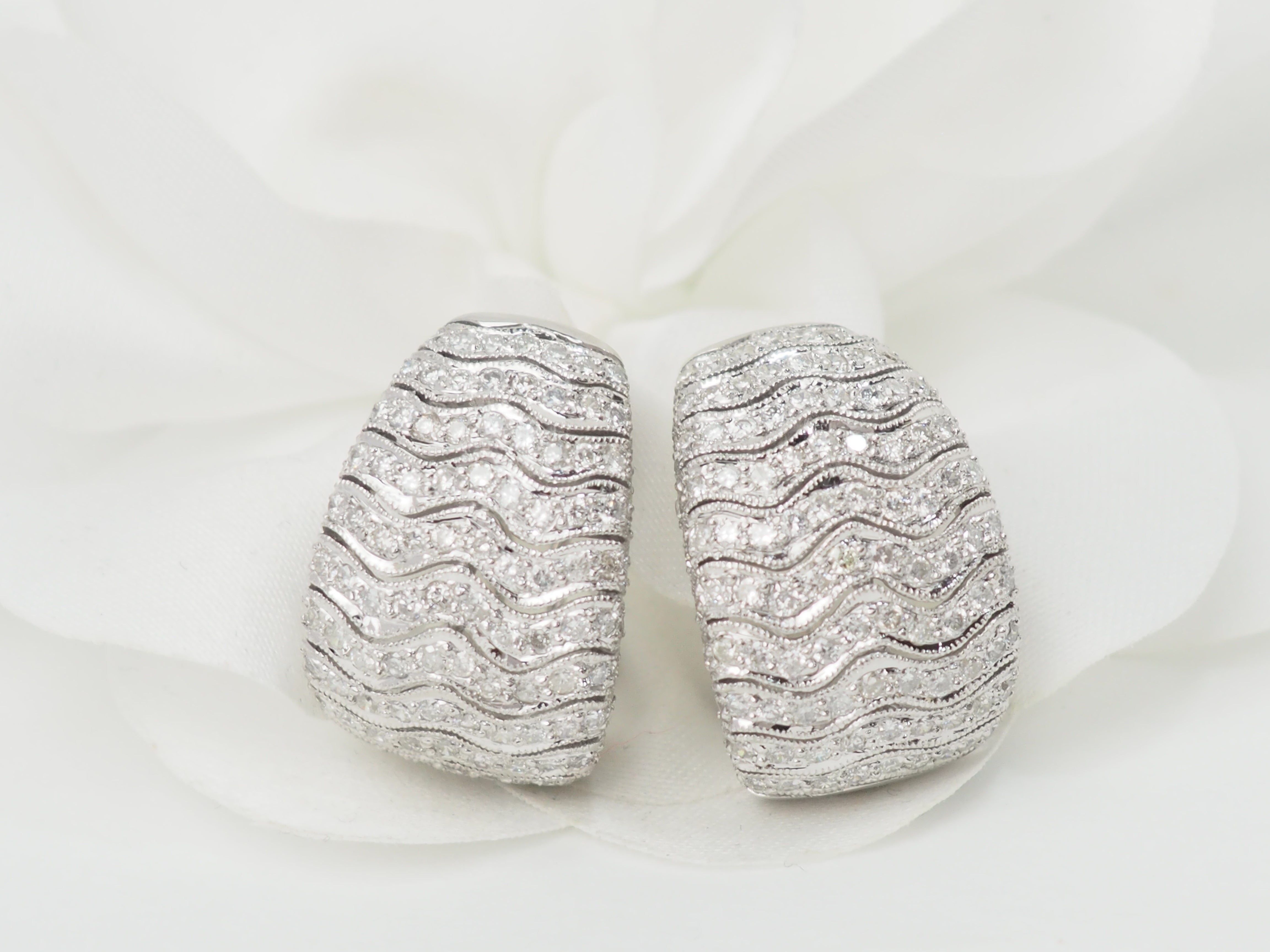 Boucles d'oreilles importantes en or blanc et pavage de diamants