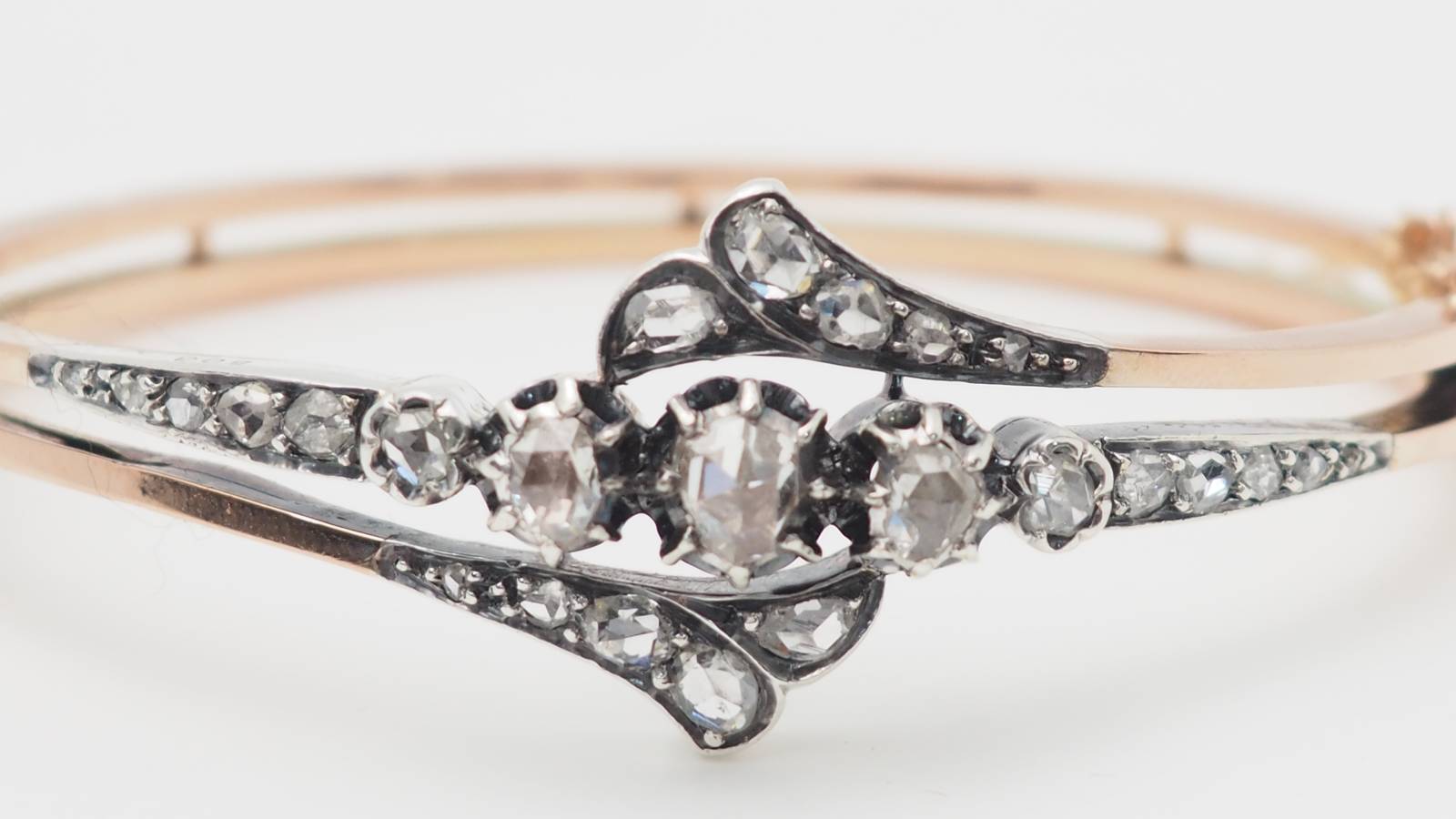 Bracelet ancien du XIX ème siècle en or rose et argent serti de diamants