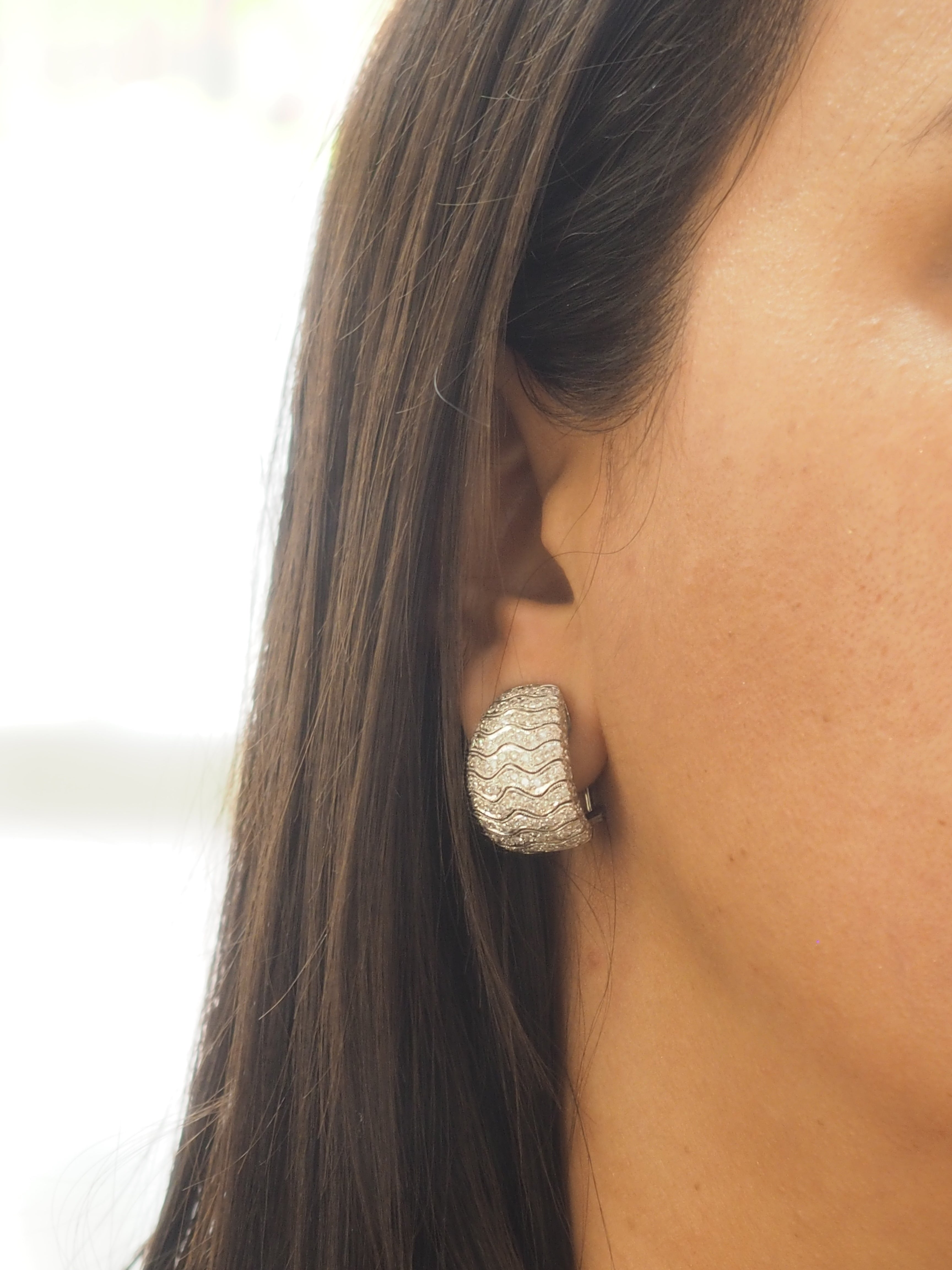 Boucles d'oreilles importantes en or blanc et pavage de diamants
