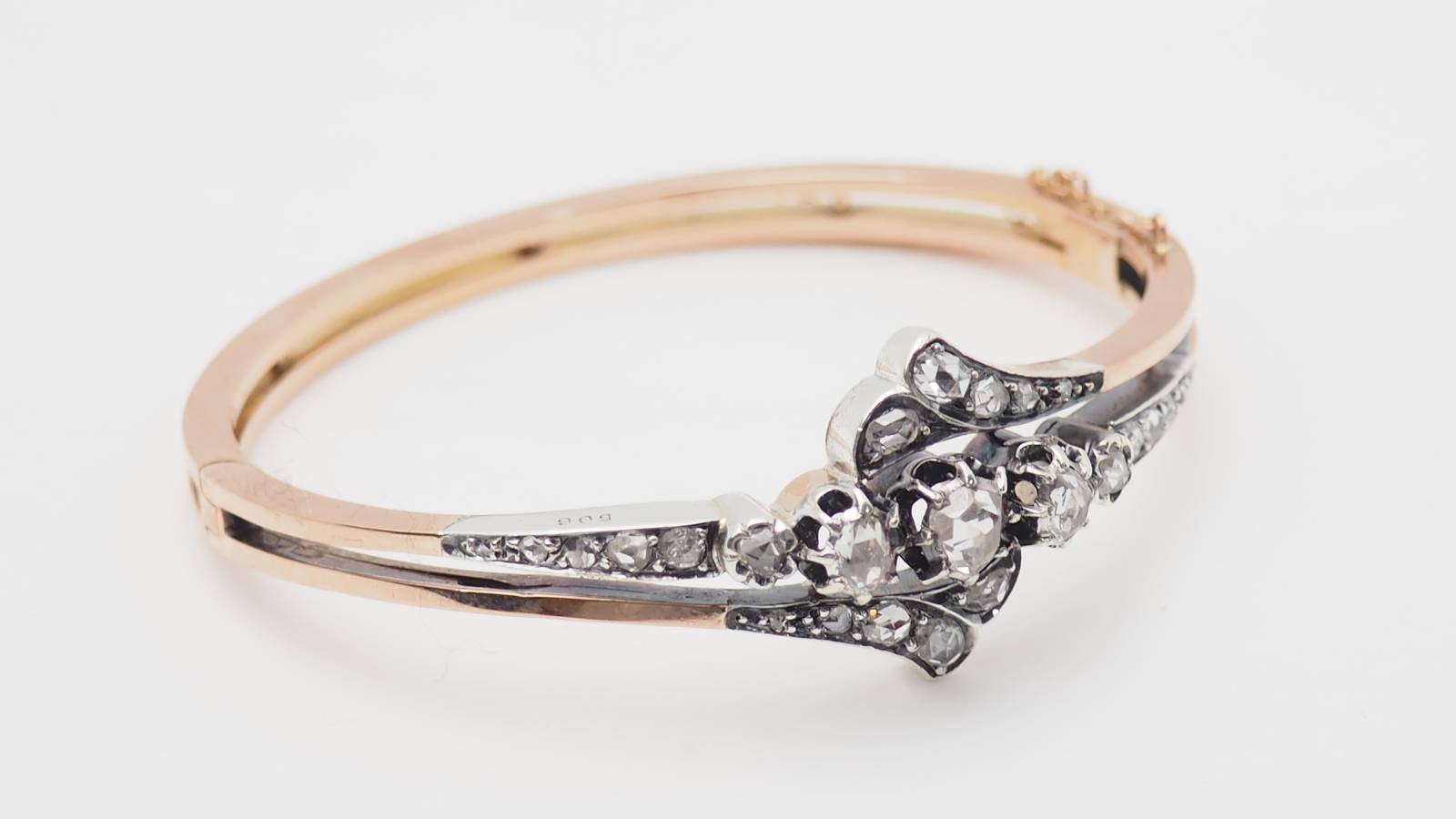 Bracelet ancien du XIX ème siècle en or rose et argent serti de diamants