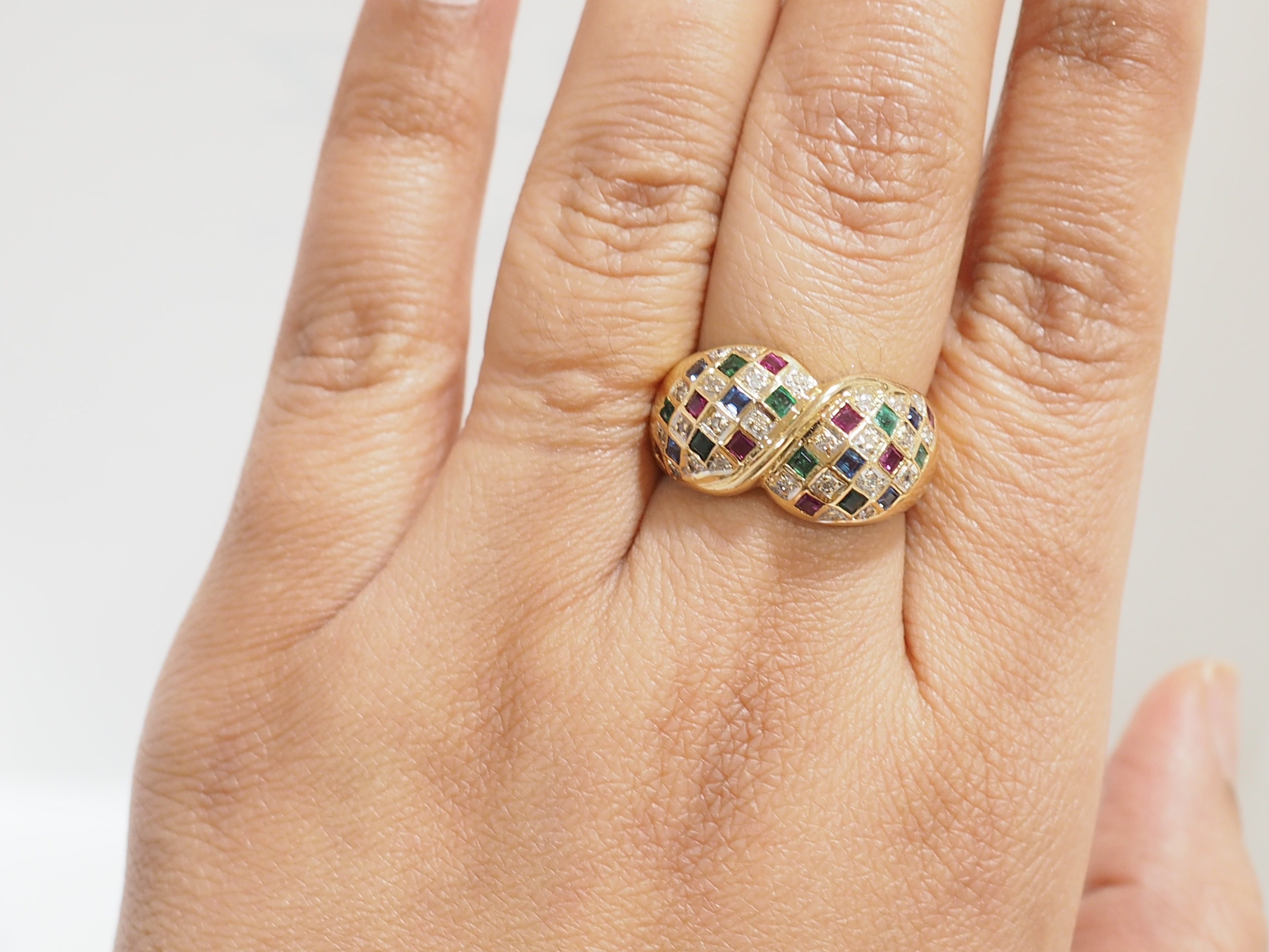 Bague pavée en or jaune, diamants et pierres précieuses