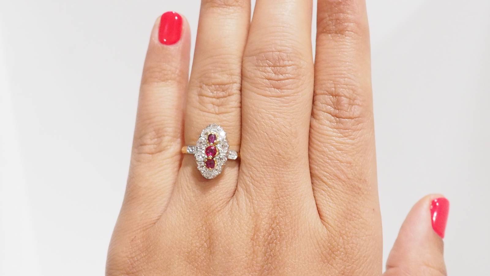 Bague ovale en or jaune, rubis et diamants