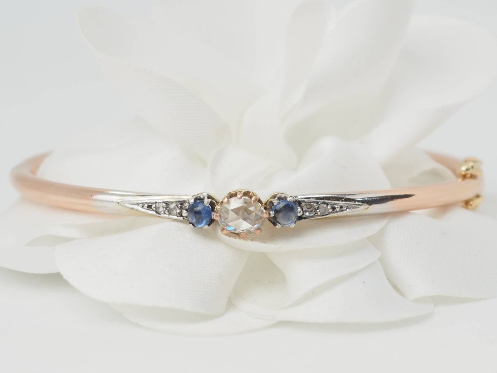 Bracelet Jonc Art Nouveau en or bicolore, saphirs et diamant