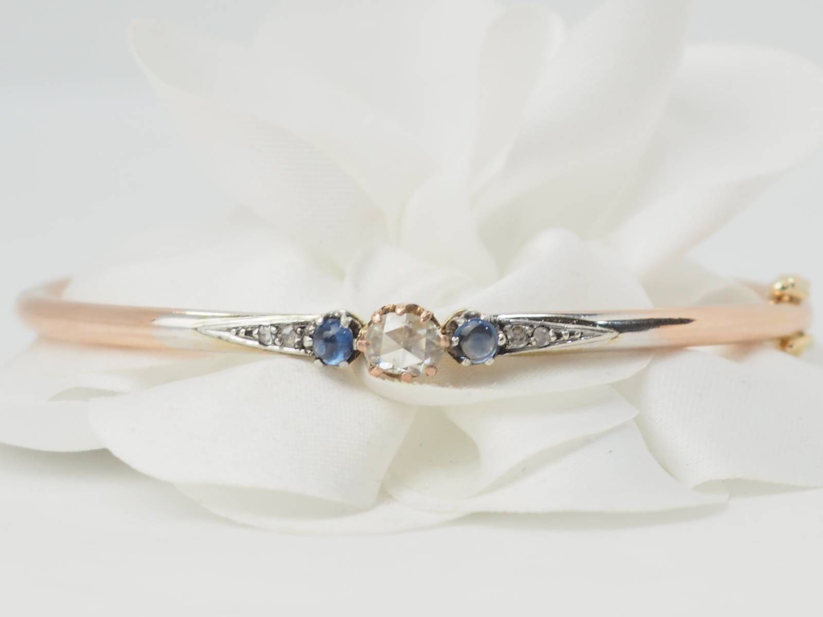 Bracelet Jonc Art Nouveau en or bicolore, saphirs et diamant