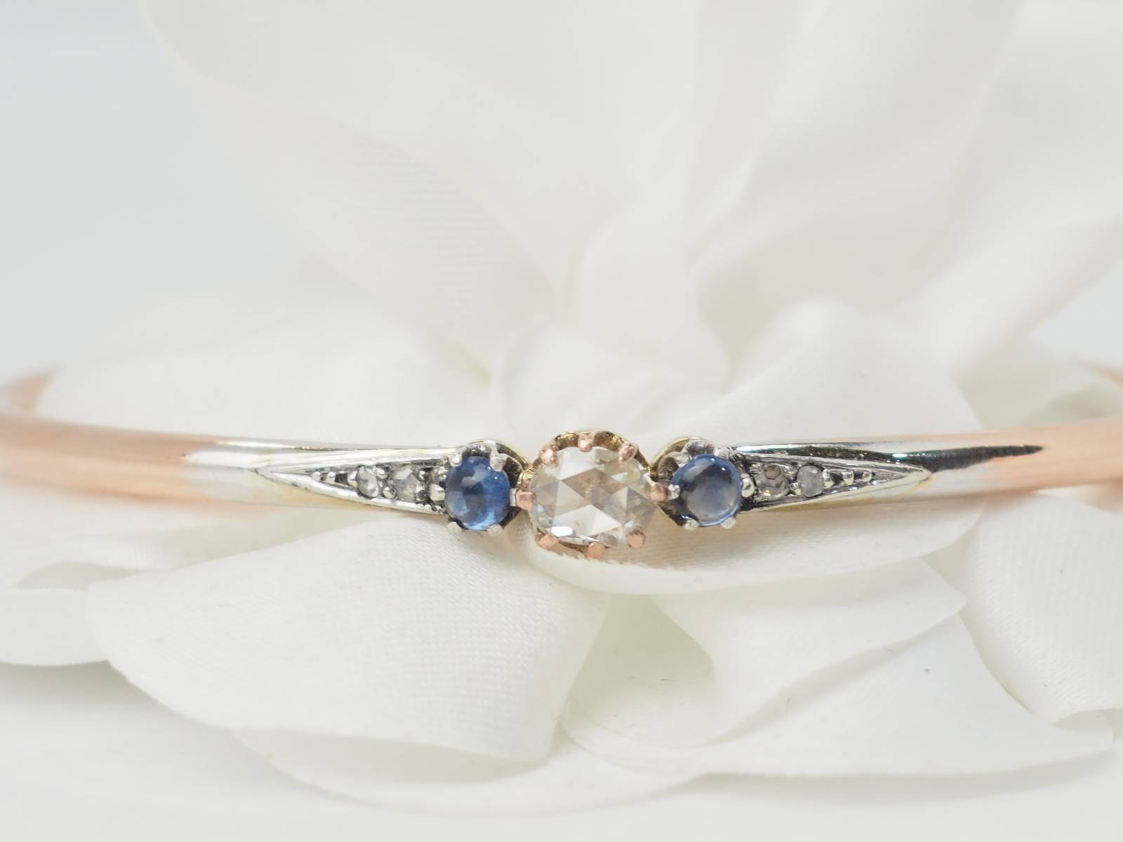 Bracelet Jonc Art Nouveau en or bicolore, saphirs et diamant