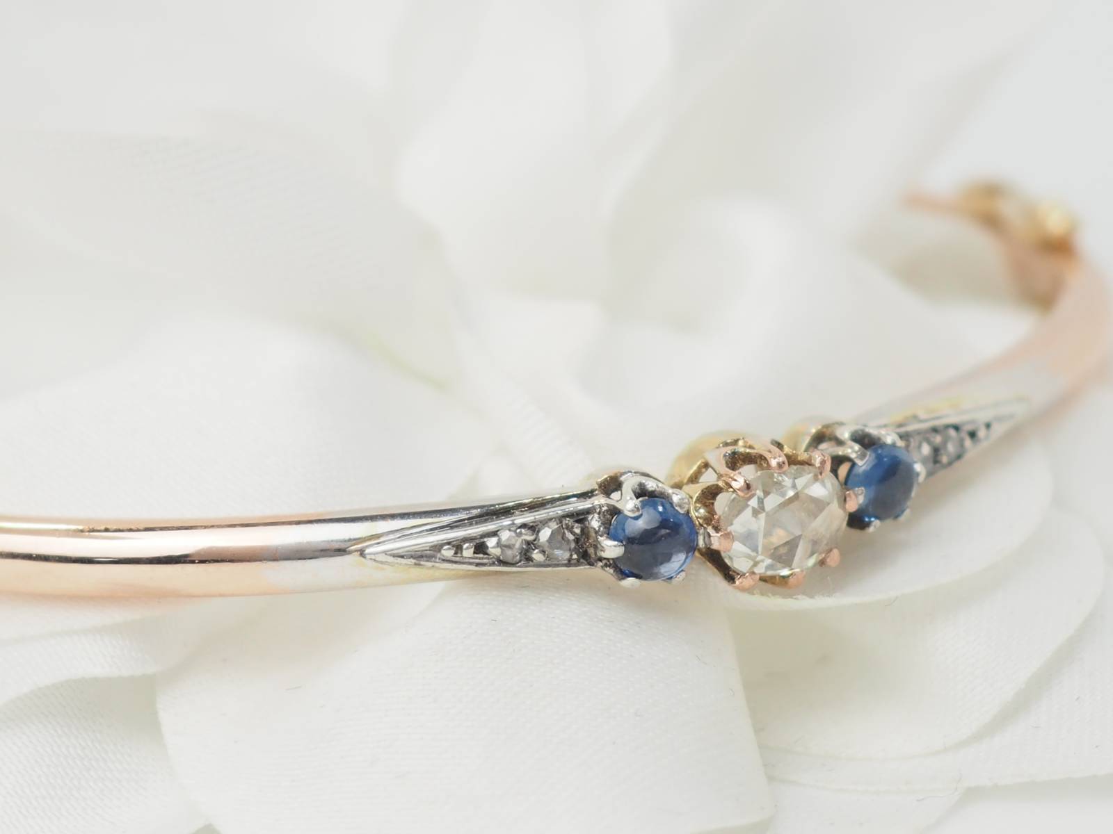 Bracelet Jonc Art Nouveau en or bicolore, saphirs et diamant