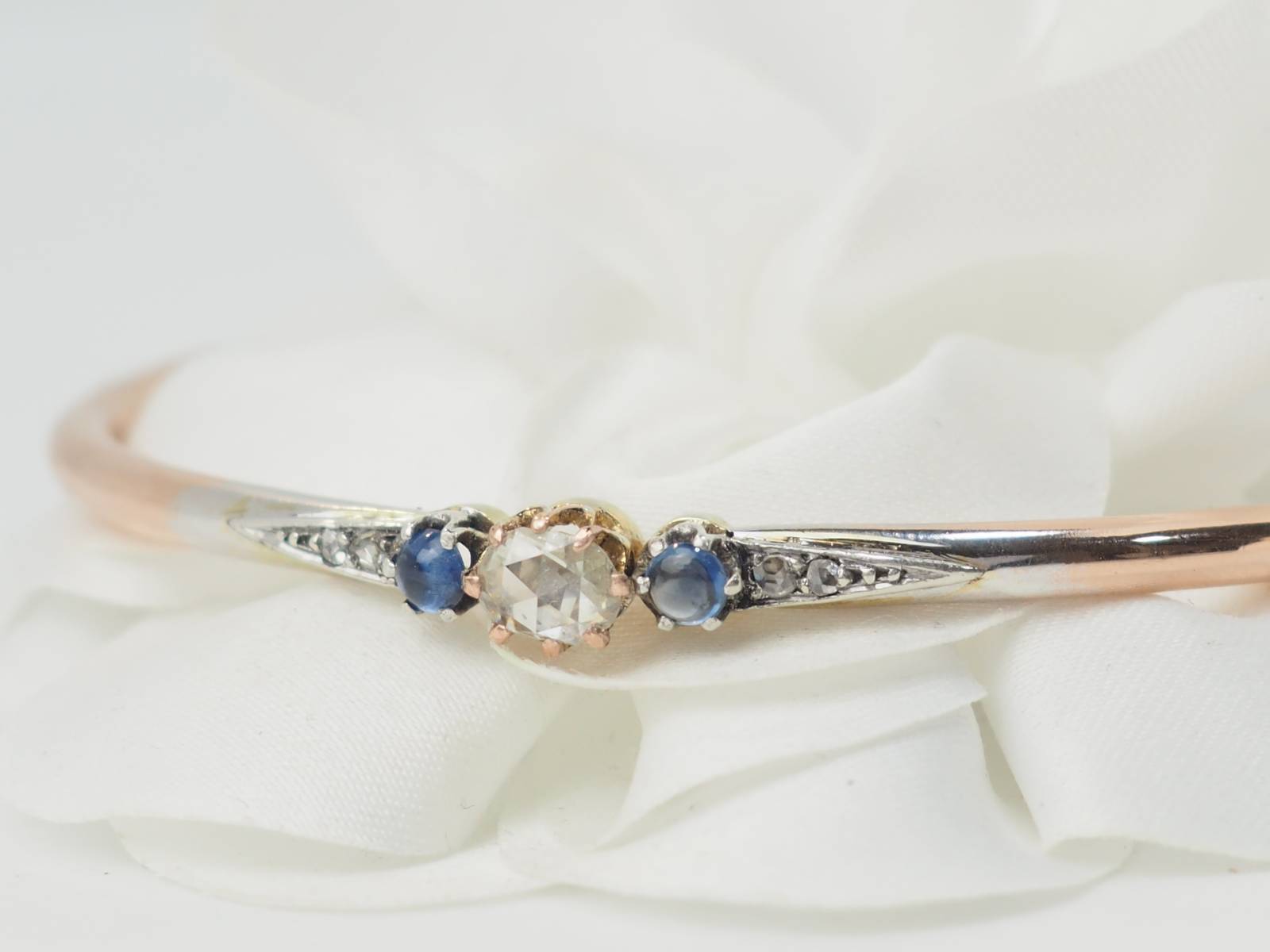 Bracelet Jonc Art Nouveau en or bicolore, saphirs et diamant