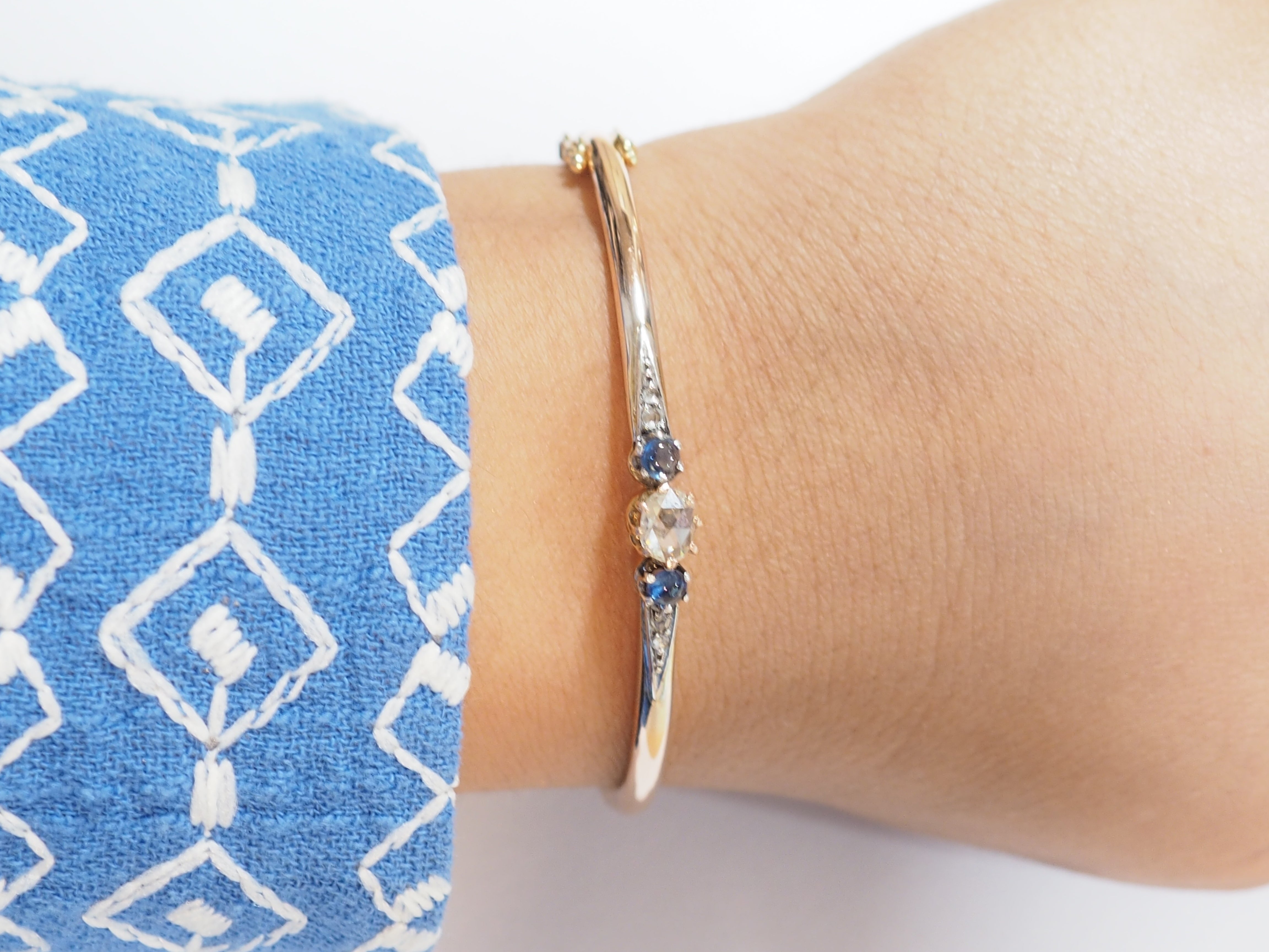 Bracelet Jonc Art Nouveau en or bicolore, saphirs et diamant