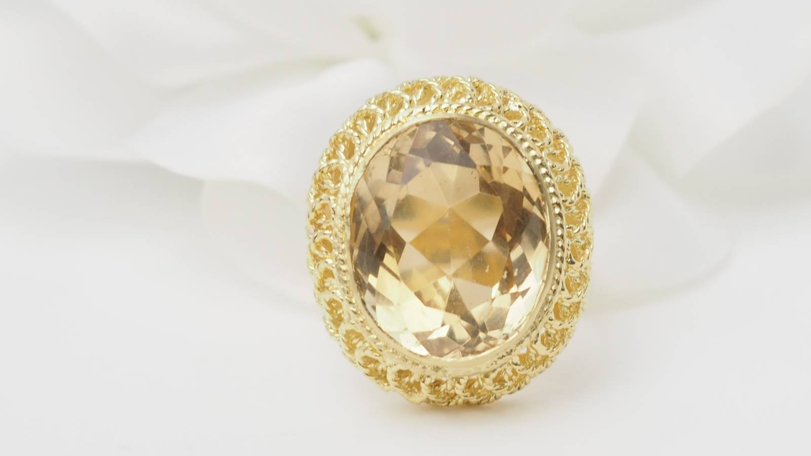 Bague filigranée en or jaune et citrine facettée