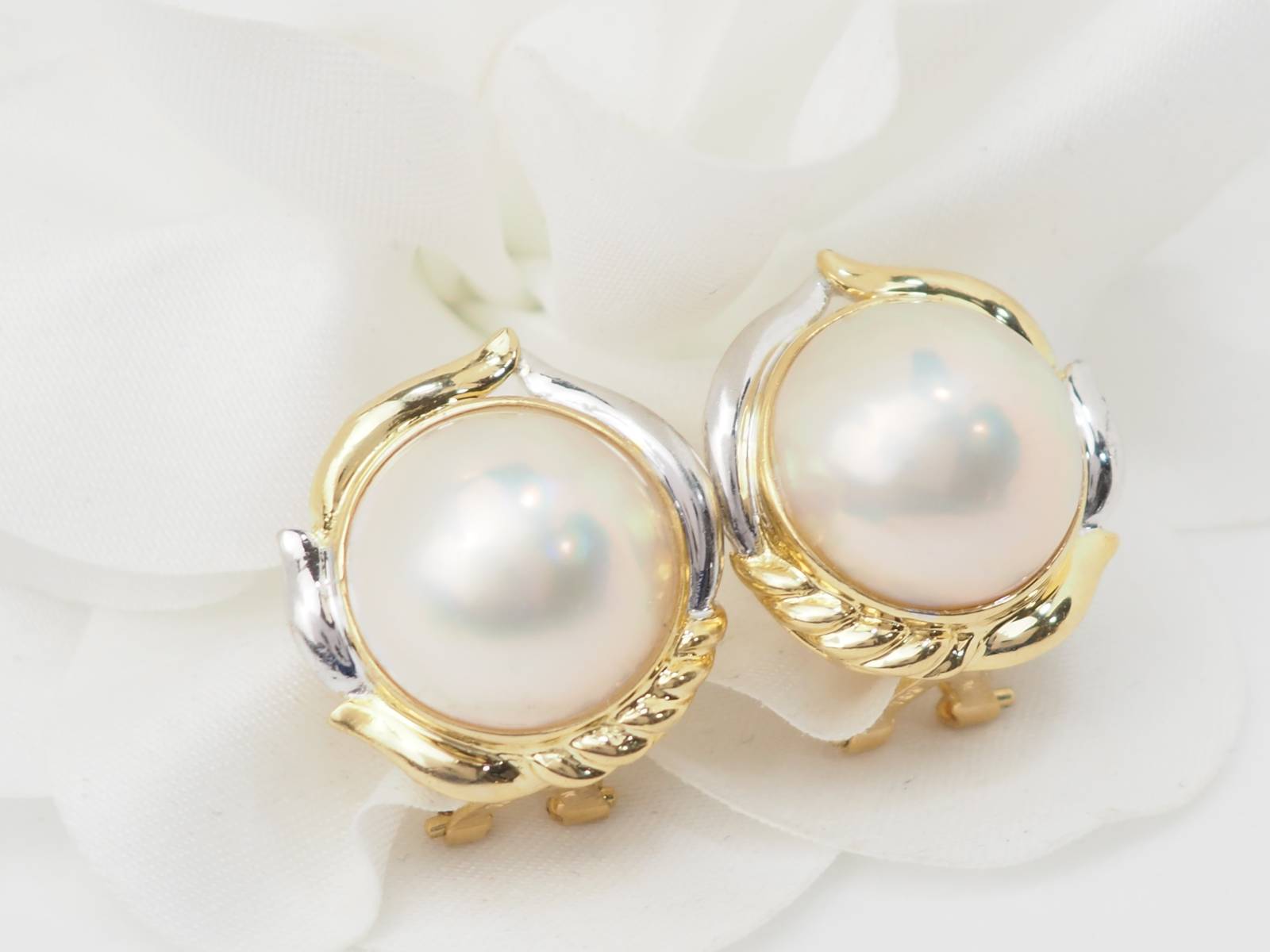 Boucles d'oreilles importantes en or bicolore et demis perles