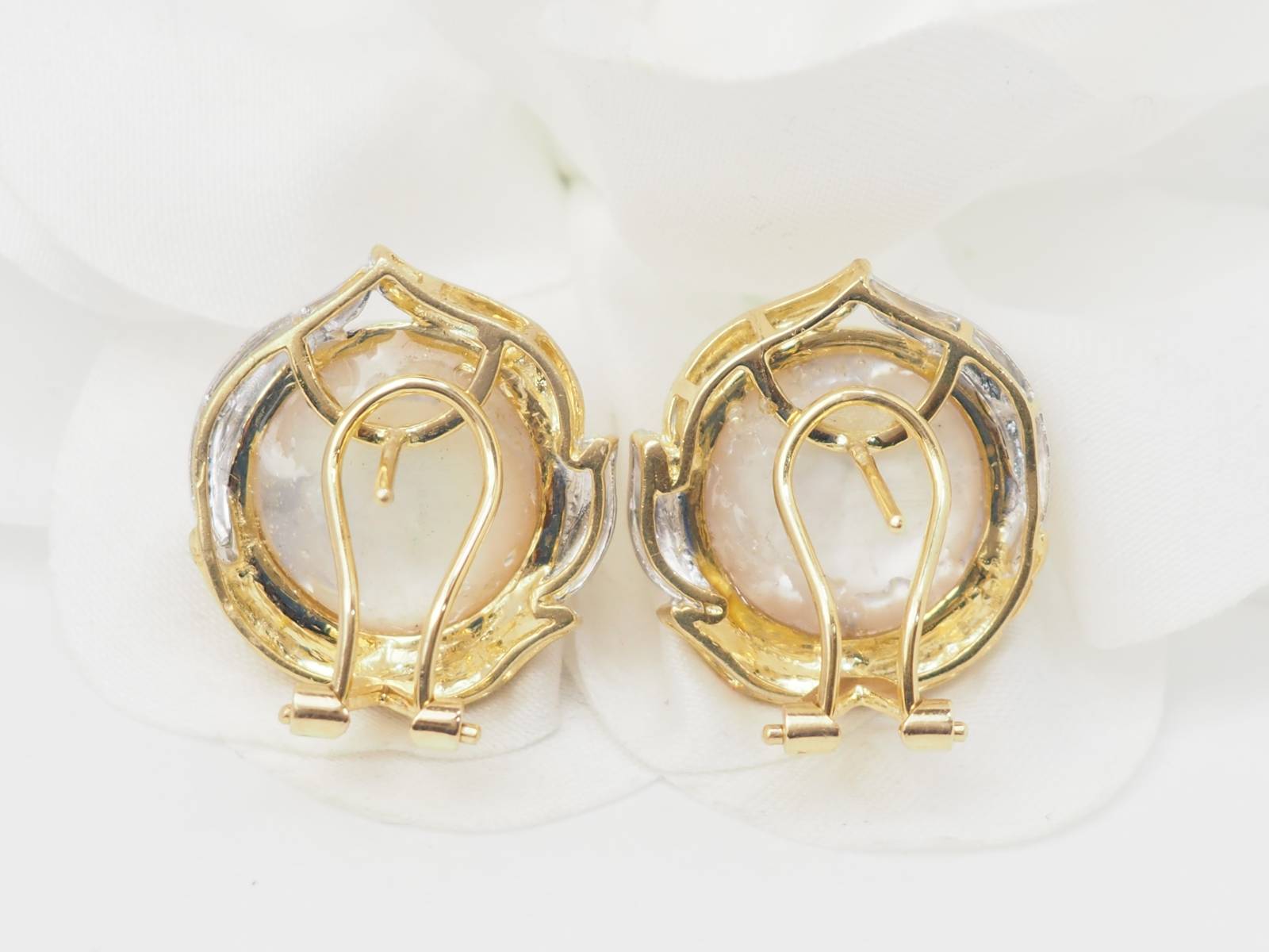 Boucles d'oreilles importantes en or bicolore et demis perles