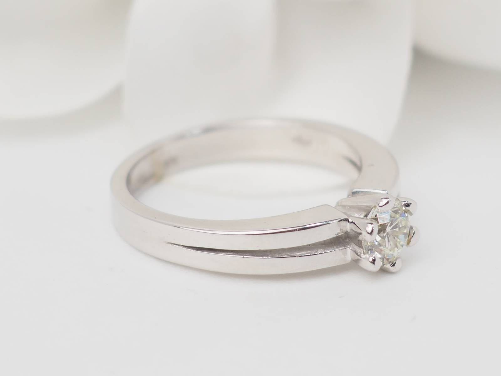 Bague Solitaire en or blanc et diamant 0.45ct