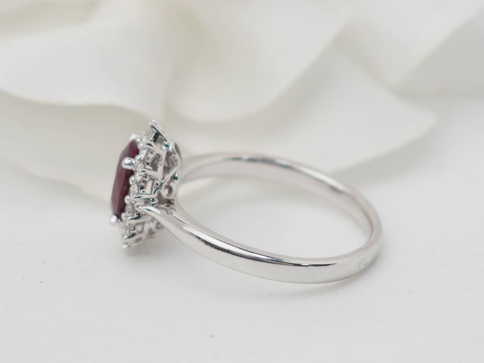 Bague entourage en or or blanc, rubis 0.95ct et diamants