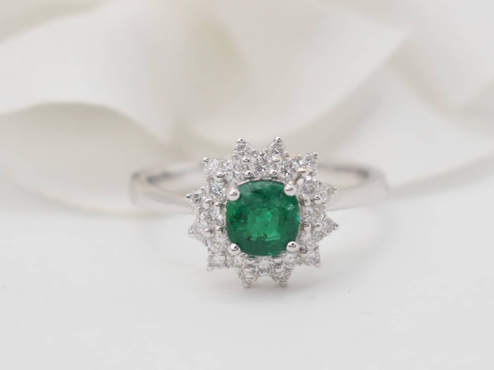 Bague double entourage en or blanc, émeraude 0.64ct et diamants