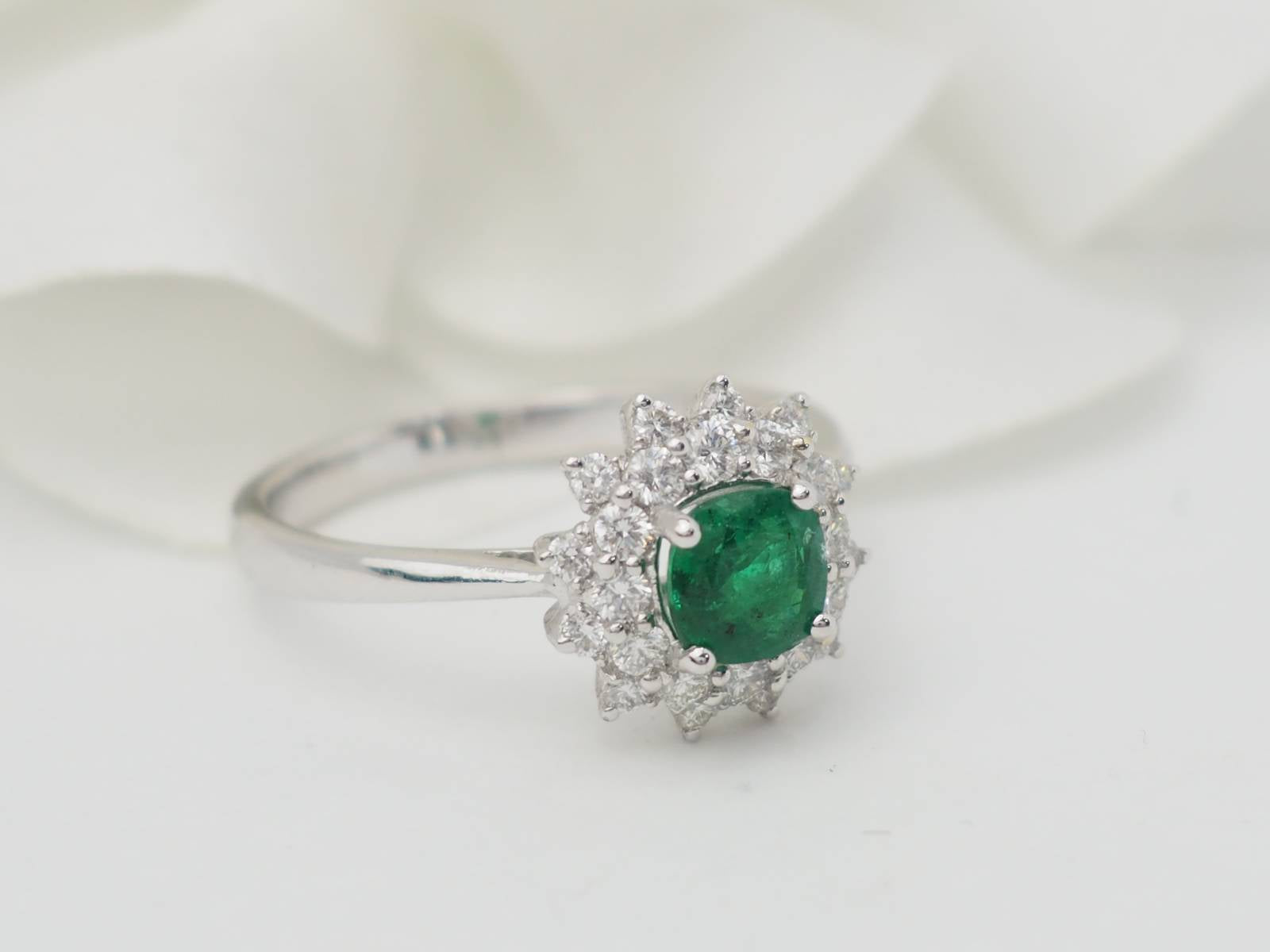 Bague double entourage en or blanc, émeraude 0.64ct et diamants