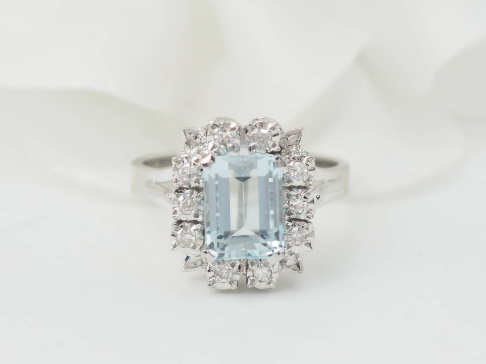 Bague en or blanc, aigue marine et diamants