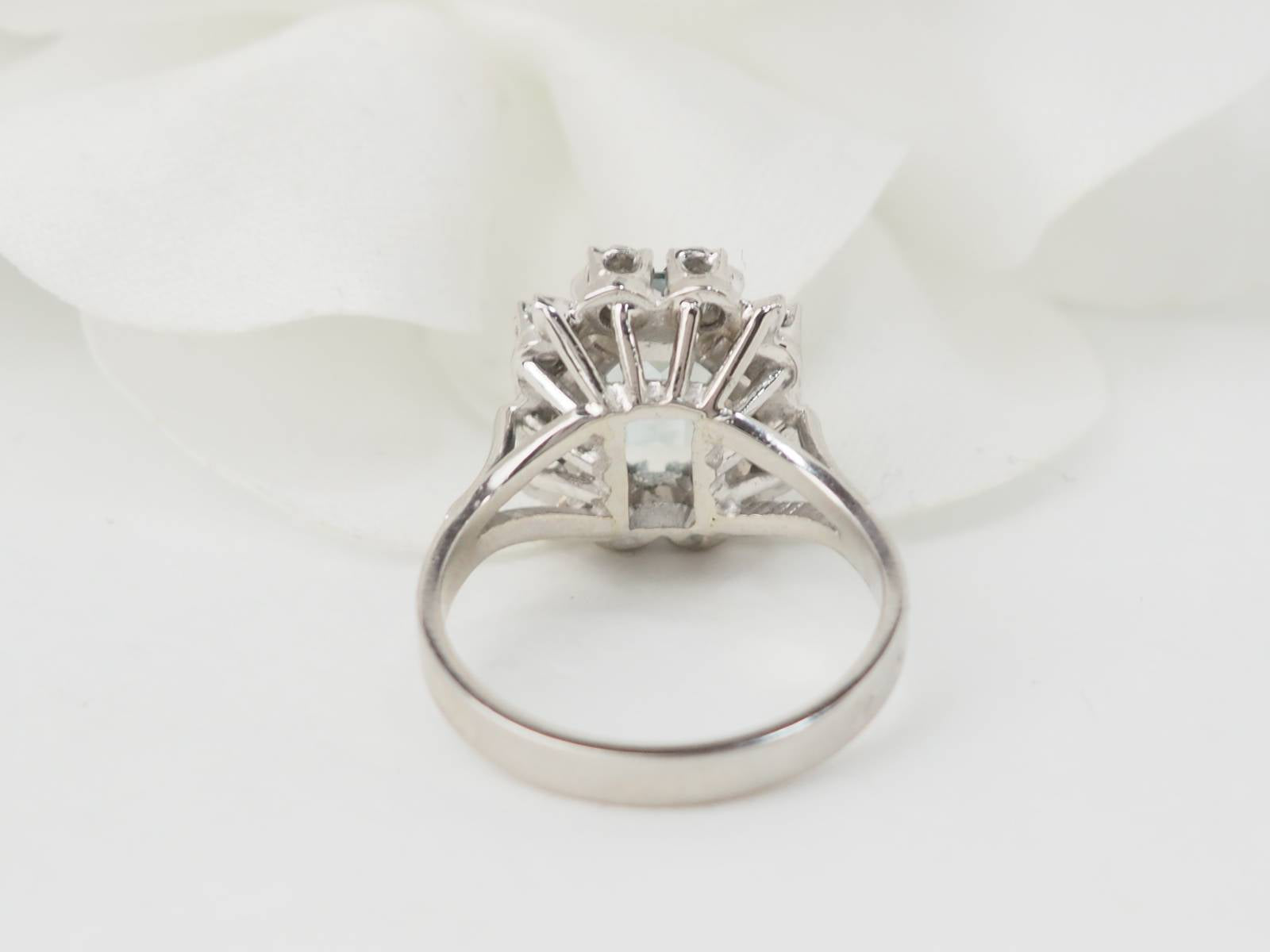 Bague en or blanc, aigue marine et diamants