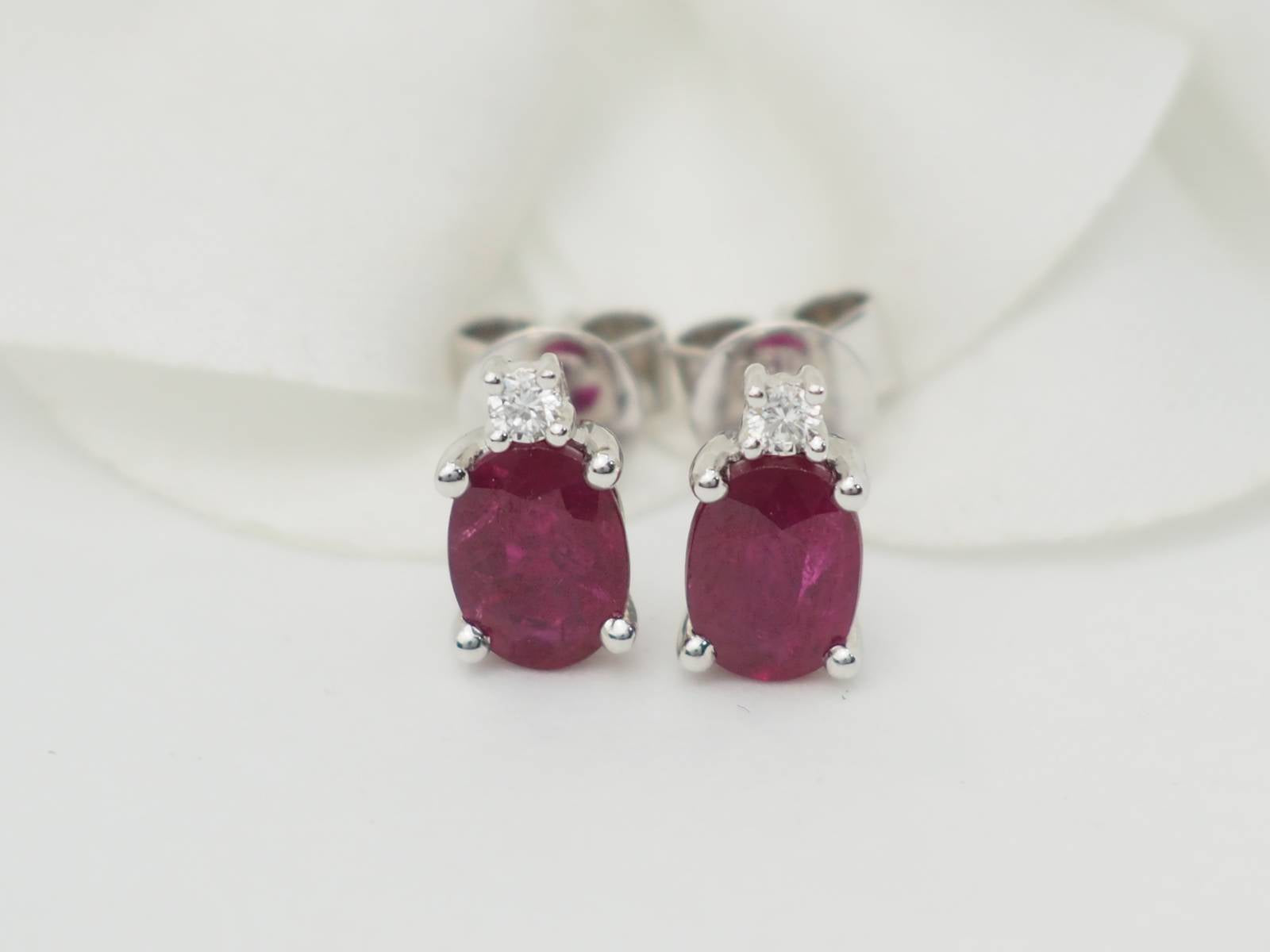 Puces d'oreilles en or blanc, rubis 2.20cts et diamants