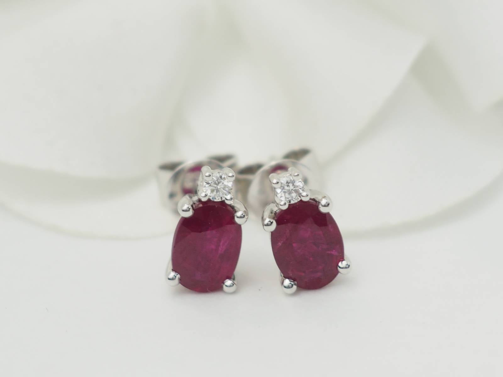 Puces d'oreilles en or blanc, rubis 2.20cts et diamants