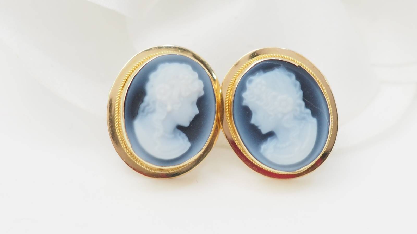 Boucles d'oreilles en or jaune 18kt 750 et camée sur onyx