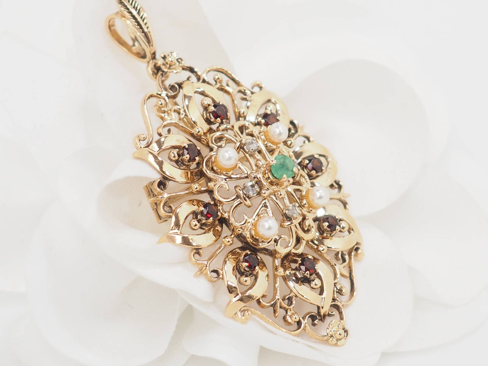 Broche pendentif en or jaune, emeraude et perles de culture