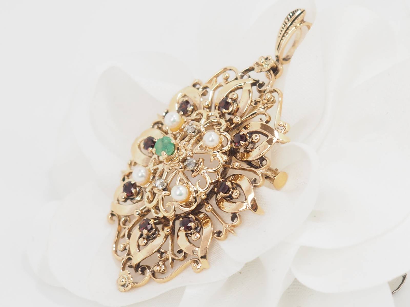 Broche pendentif en or jaune, emeraude et perles de culture