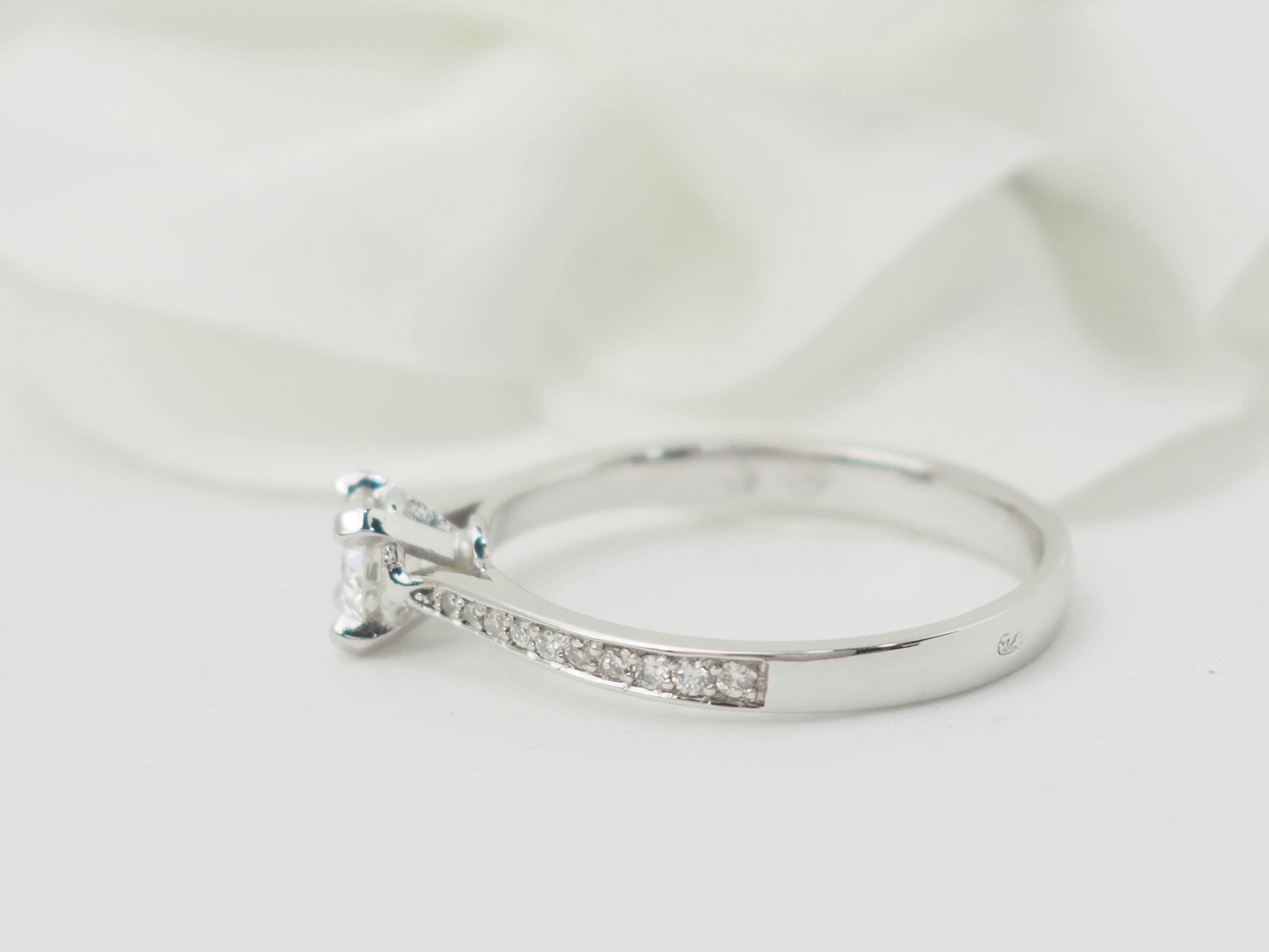 Bague solitaire en or blanc et diamant 0.35ct