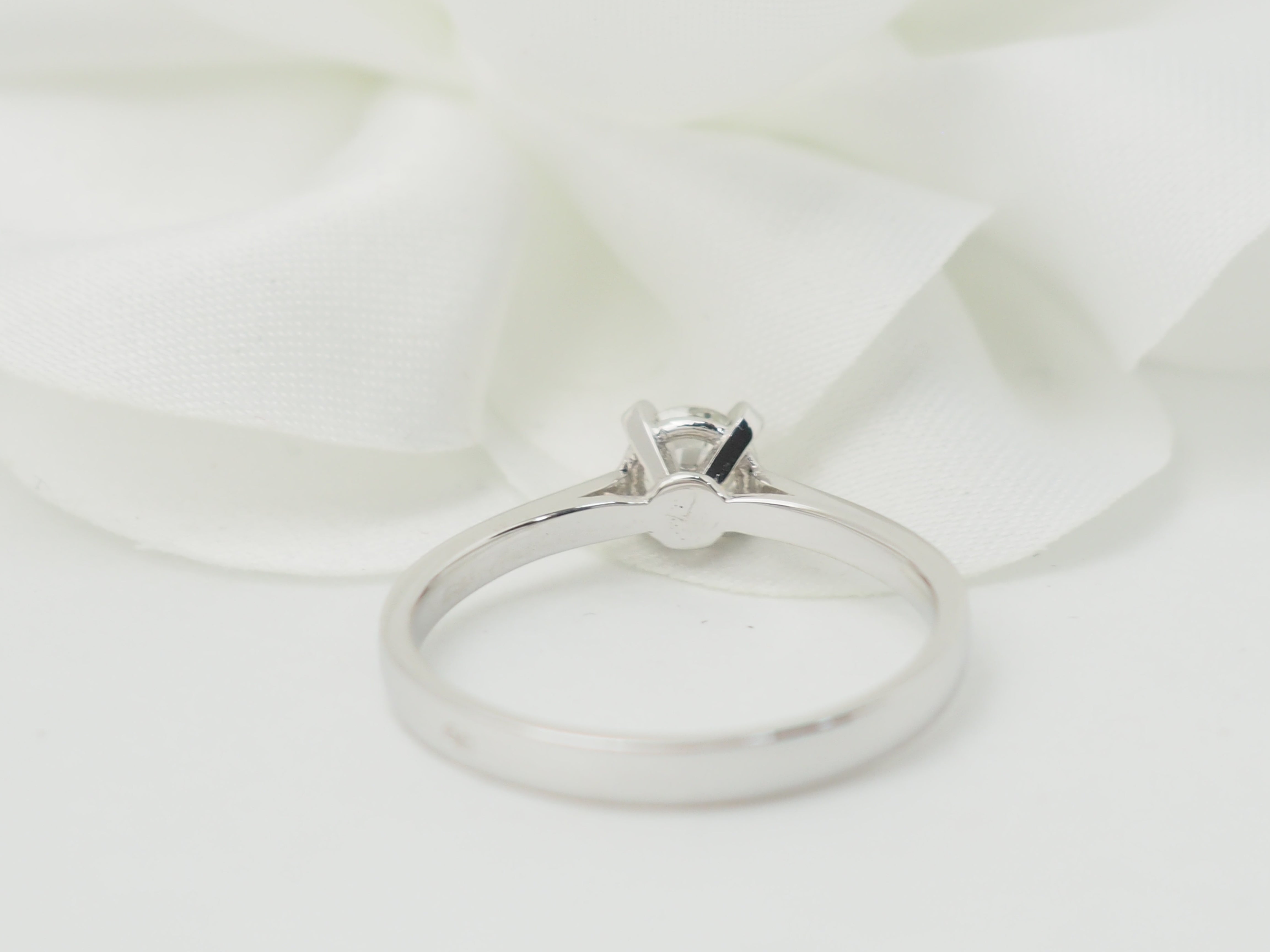 Bague solitaire en or blanc et diamant 0.35ct