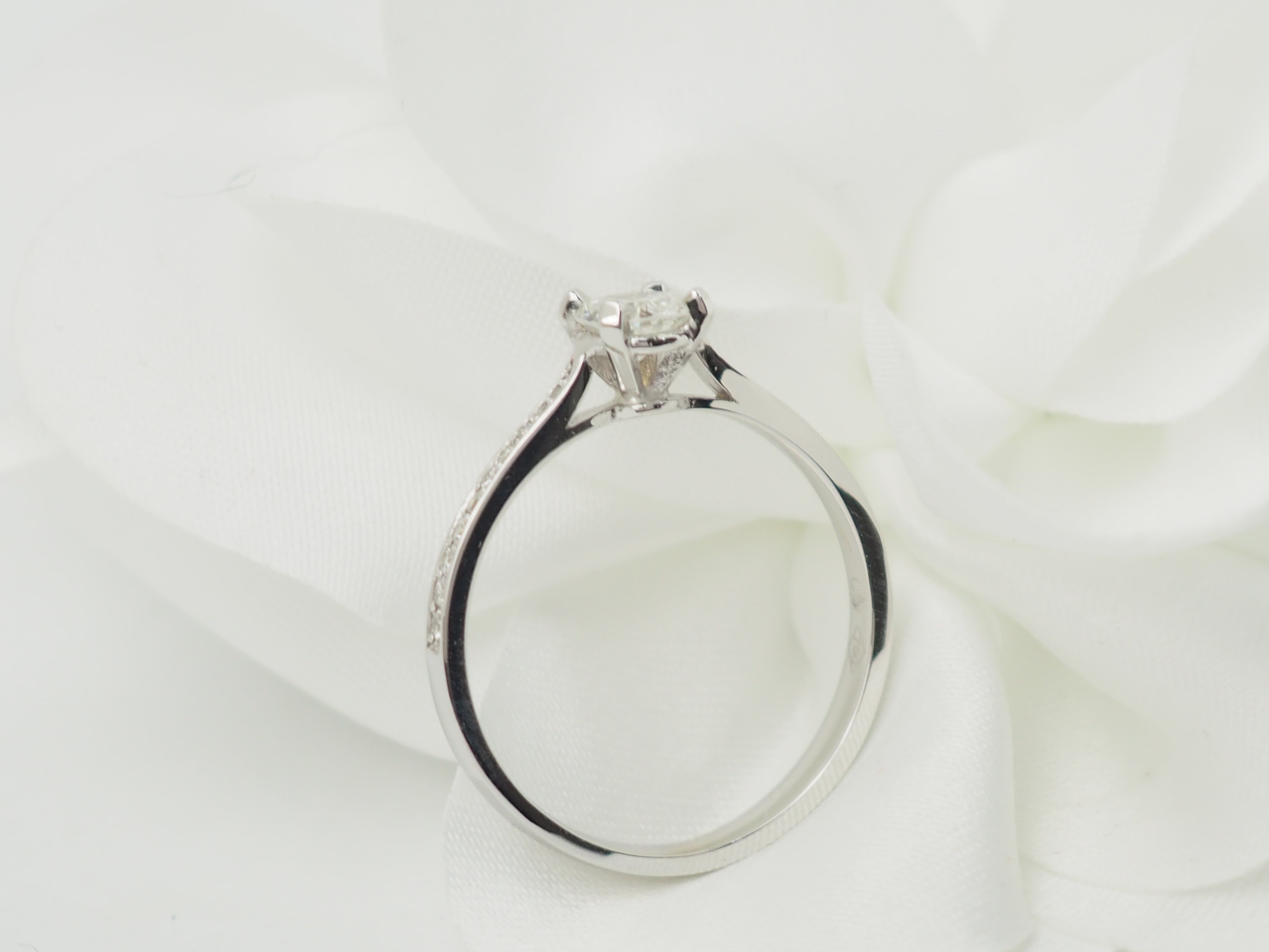 Bague solitaire en or blanc et diamant 0.35ct