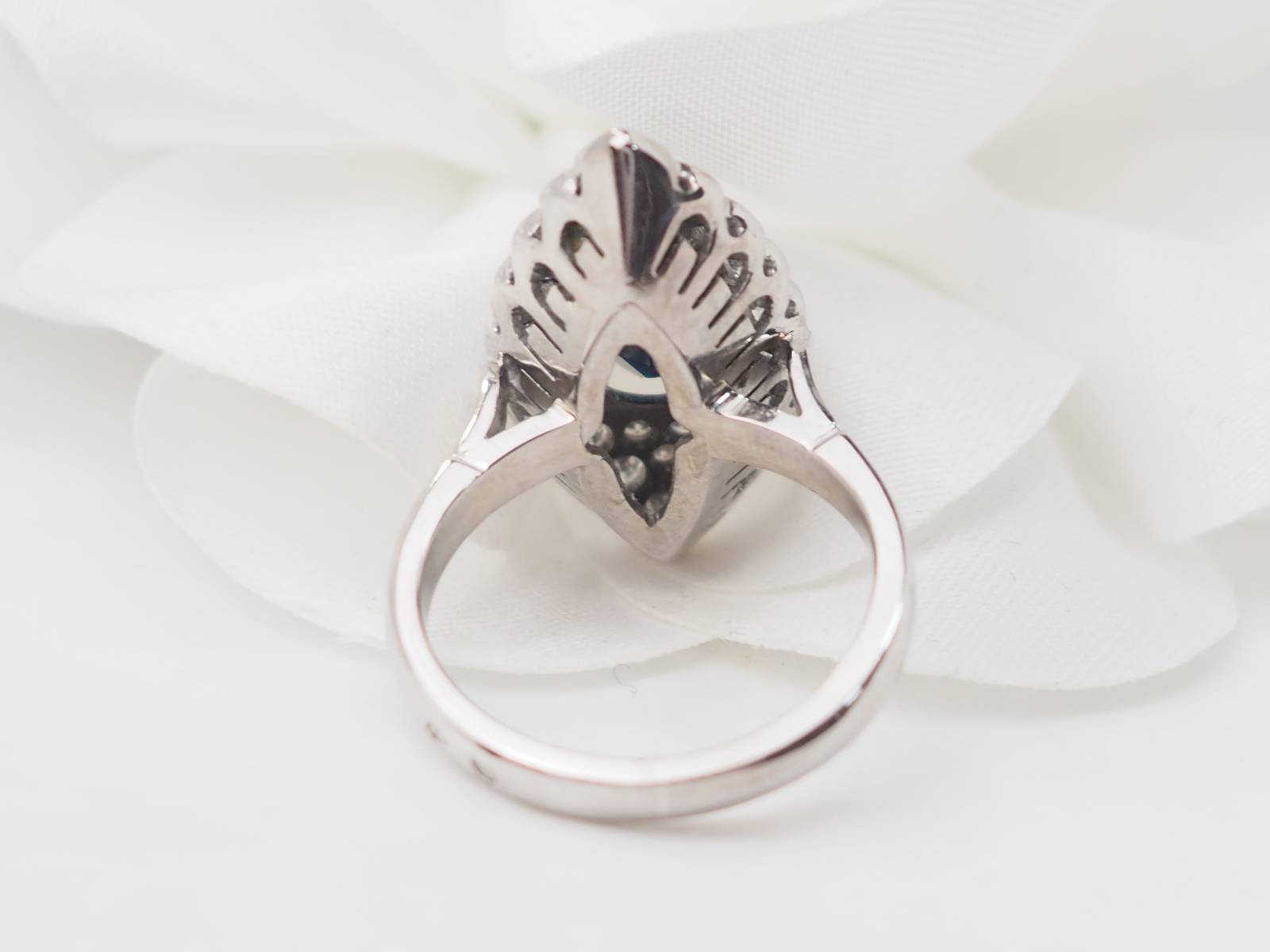 Bague marquise en or blanc, saphir et diamants