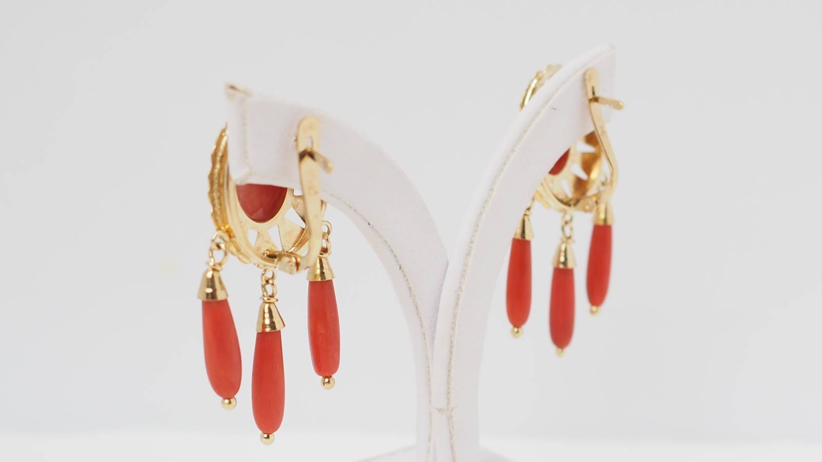 Boucles d'oreilles en or jaune et corail