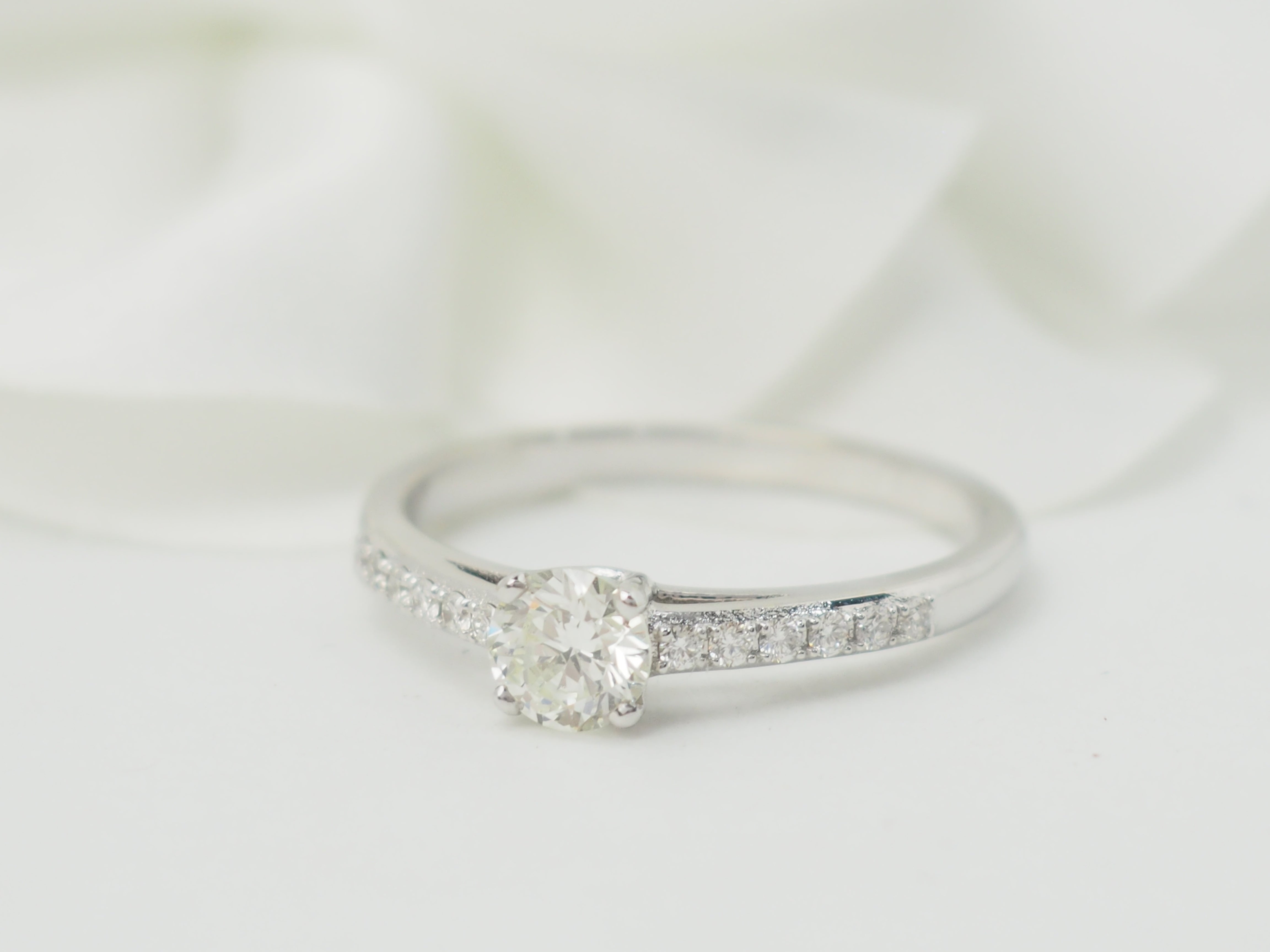 Bague solitaire en or blanc et diamant 0.41ct
