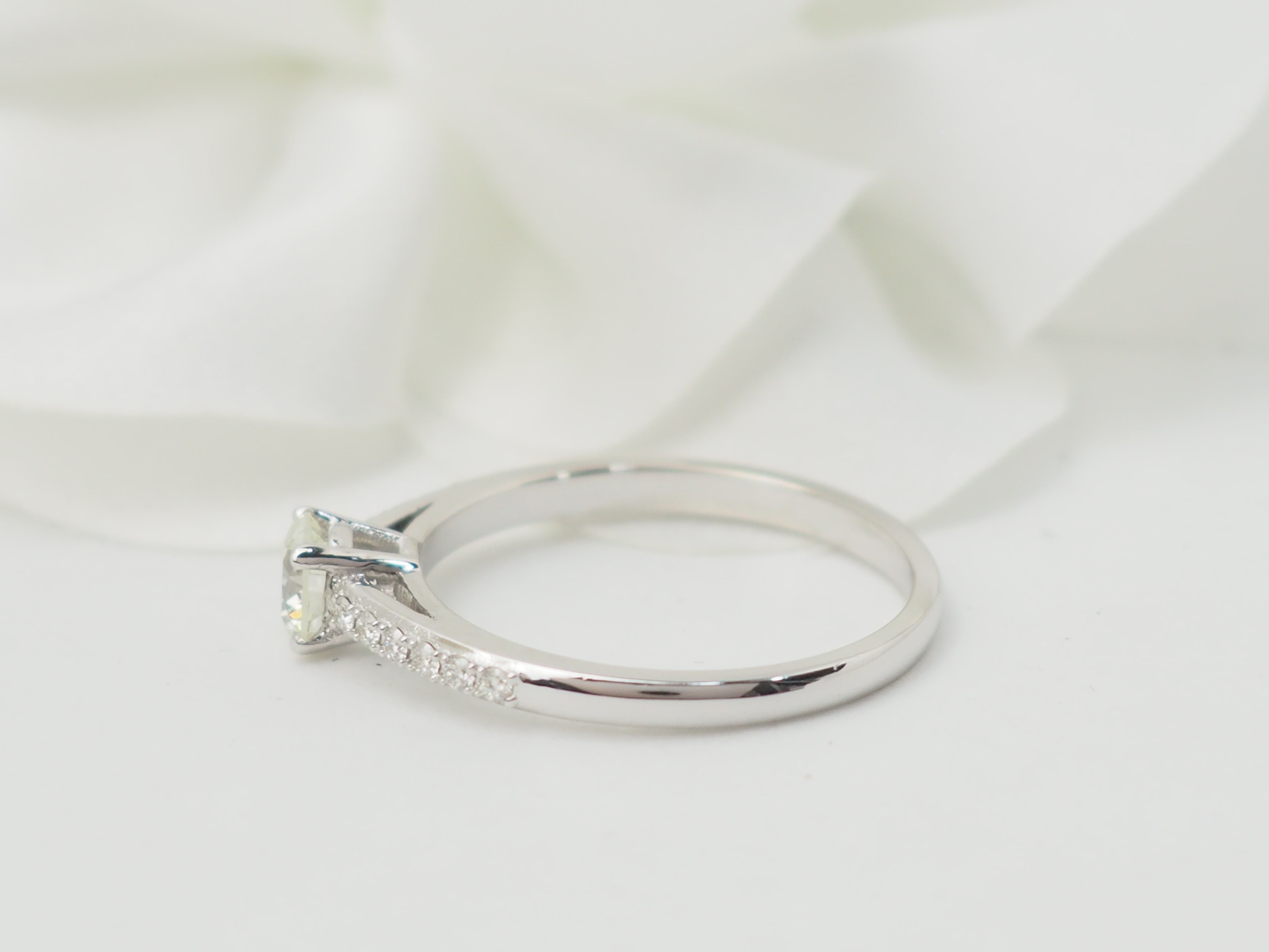 Bague solitaire en or blanc et diamant 0.41ct