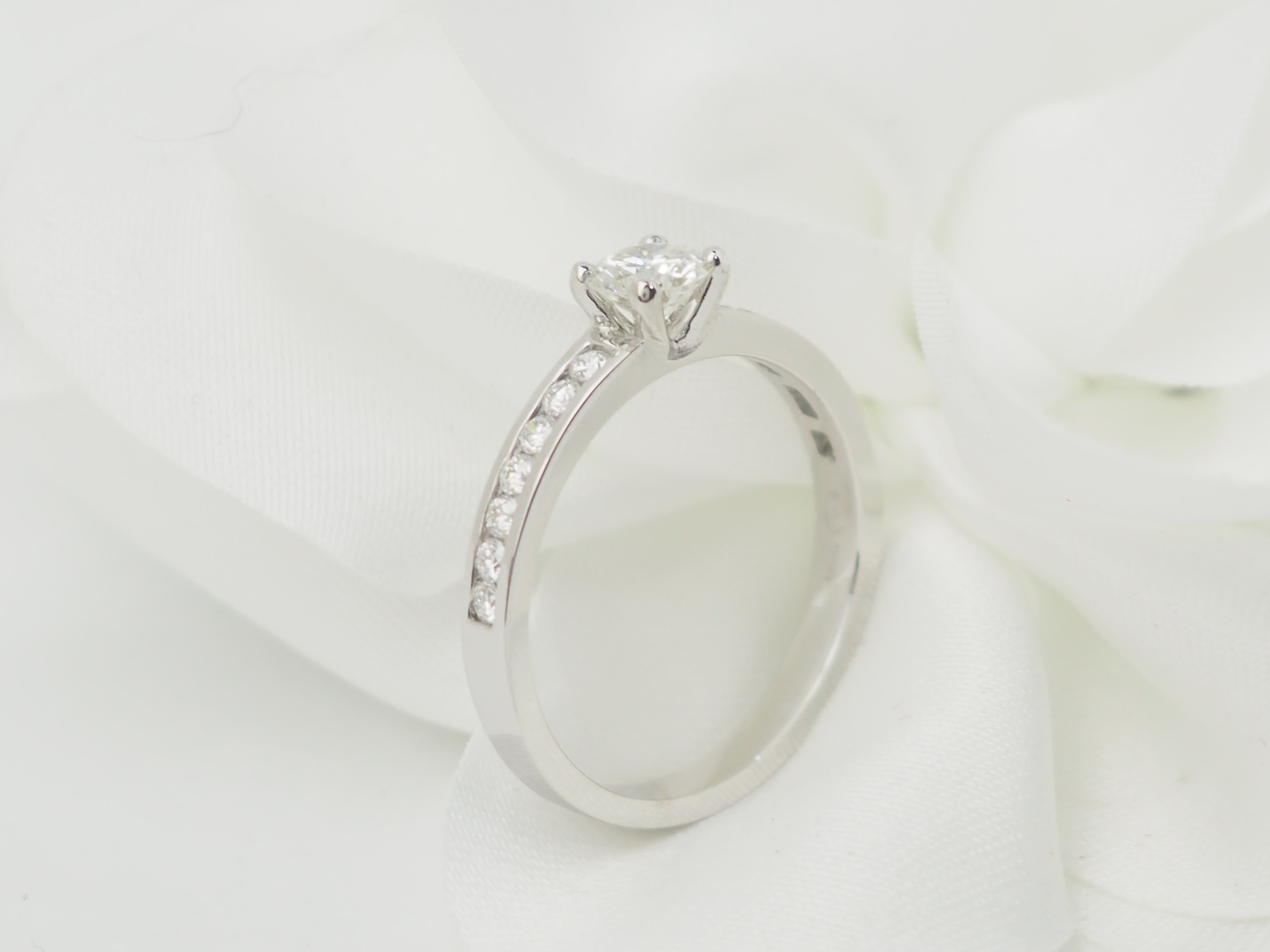 Bague solitaire en or blanc et diamant 0.37ct