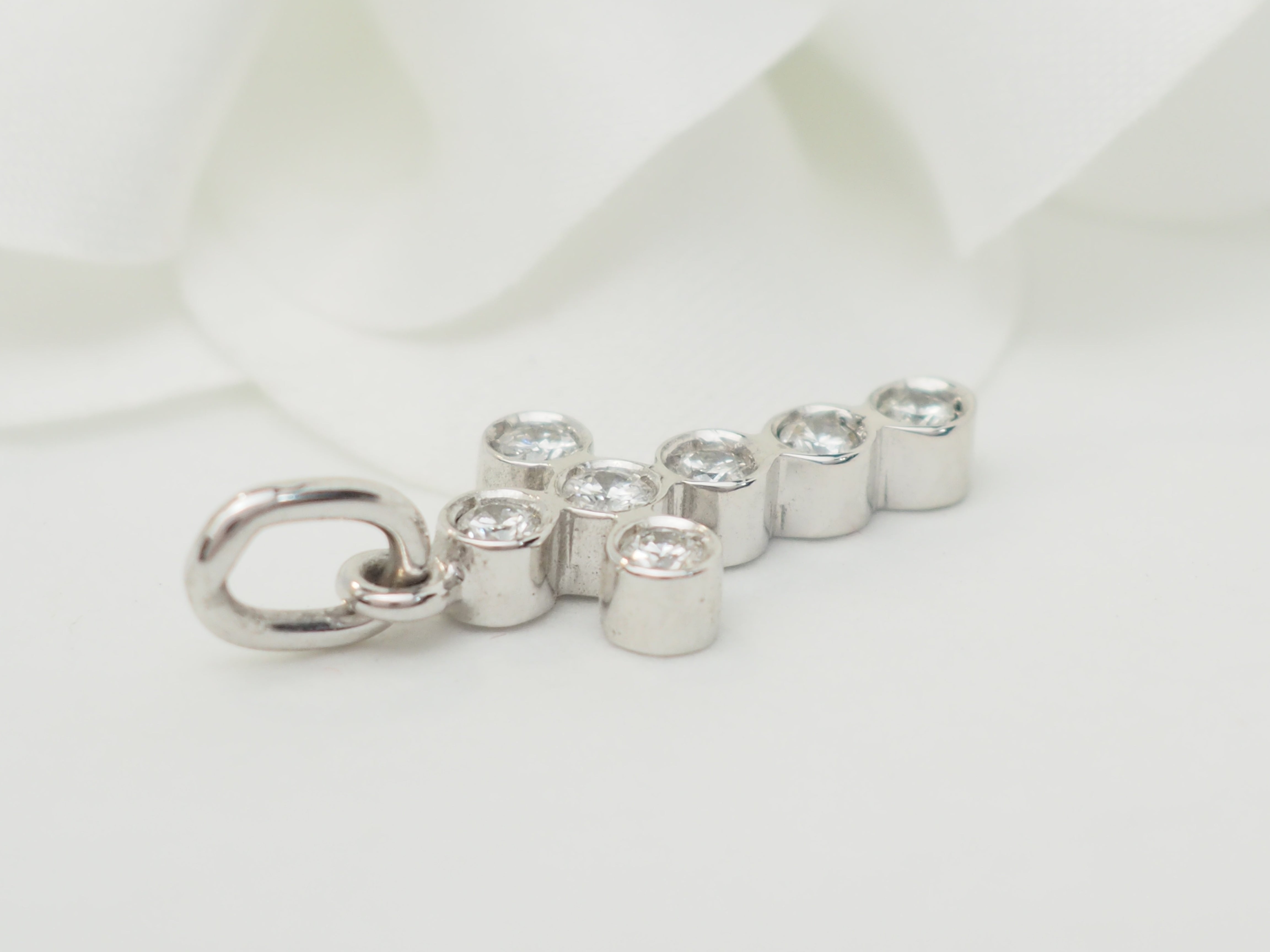 Pendentif croix en or blanc et diamants 0.35ct