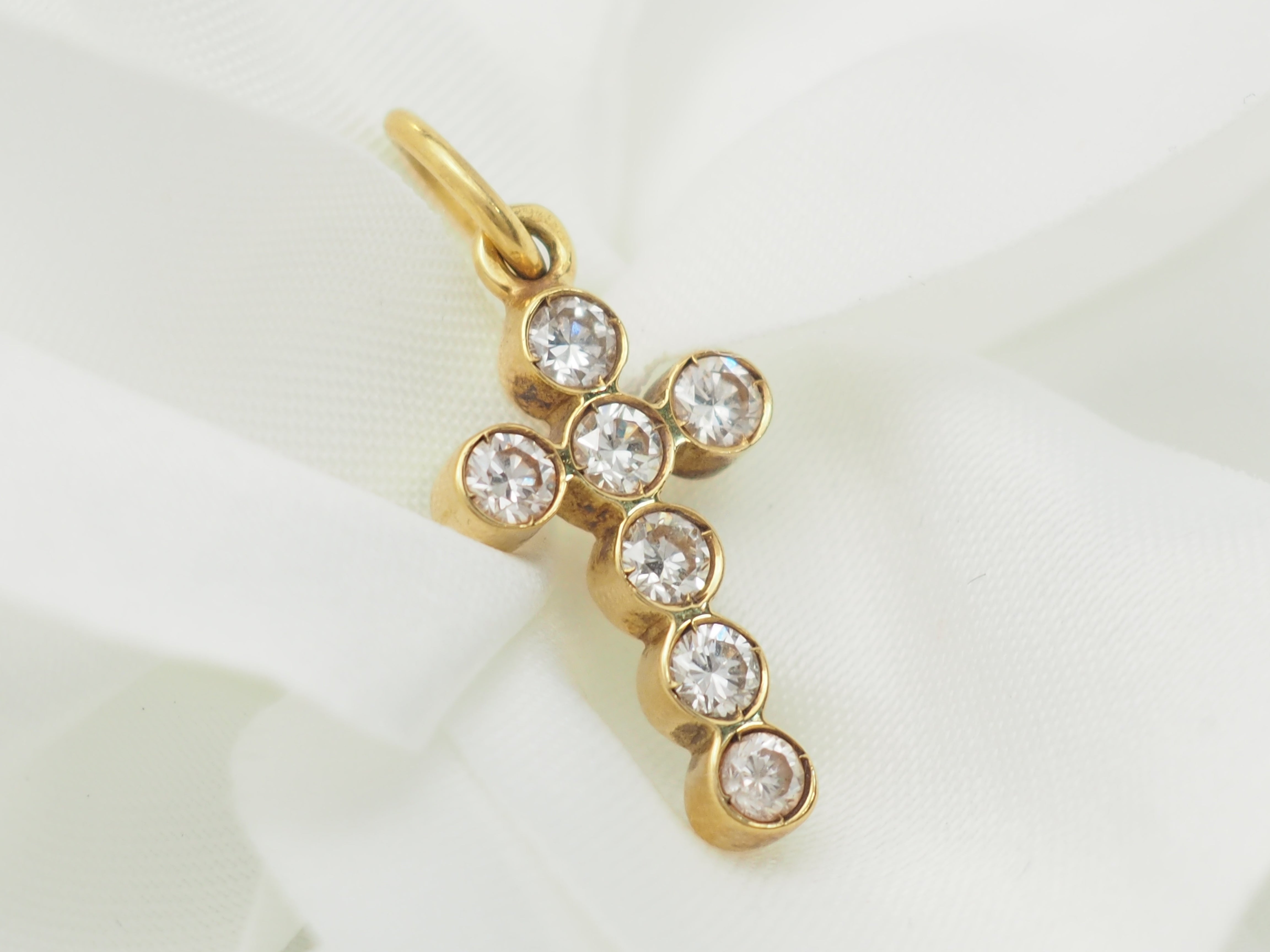 Pendentif croix en or jaune et diamants 0.40ct