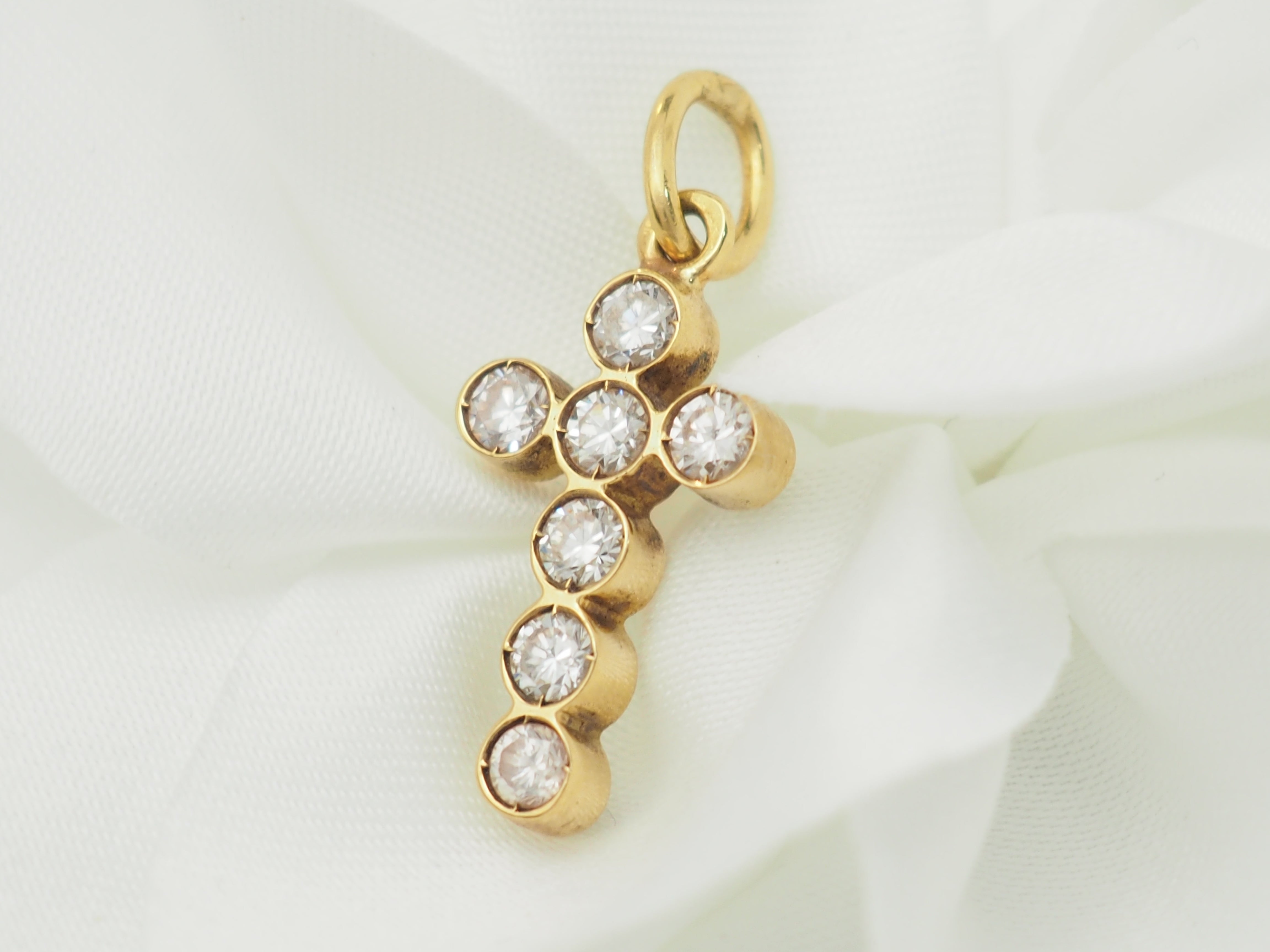 Pendentif croix en or jaune et diamants 0.40ct