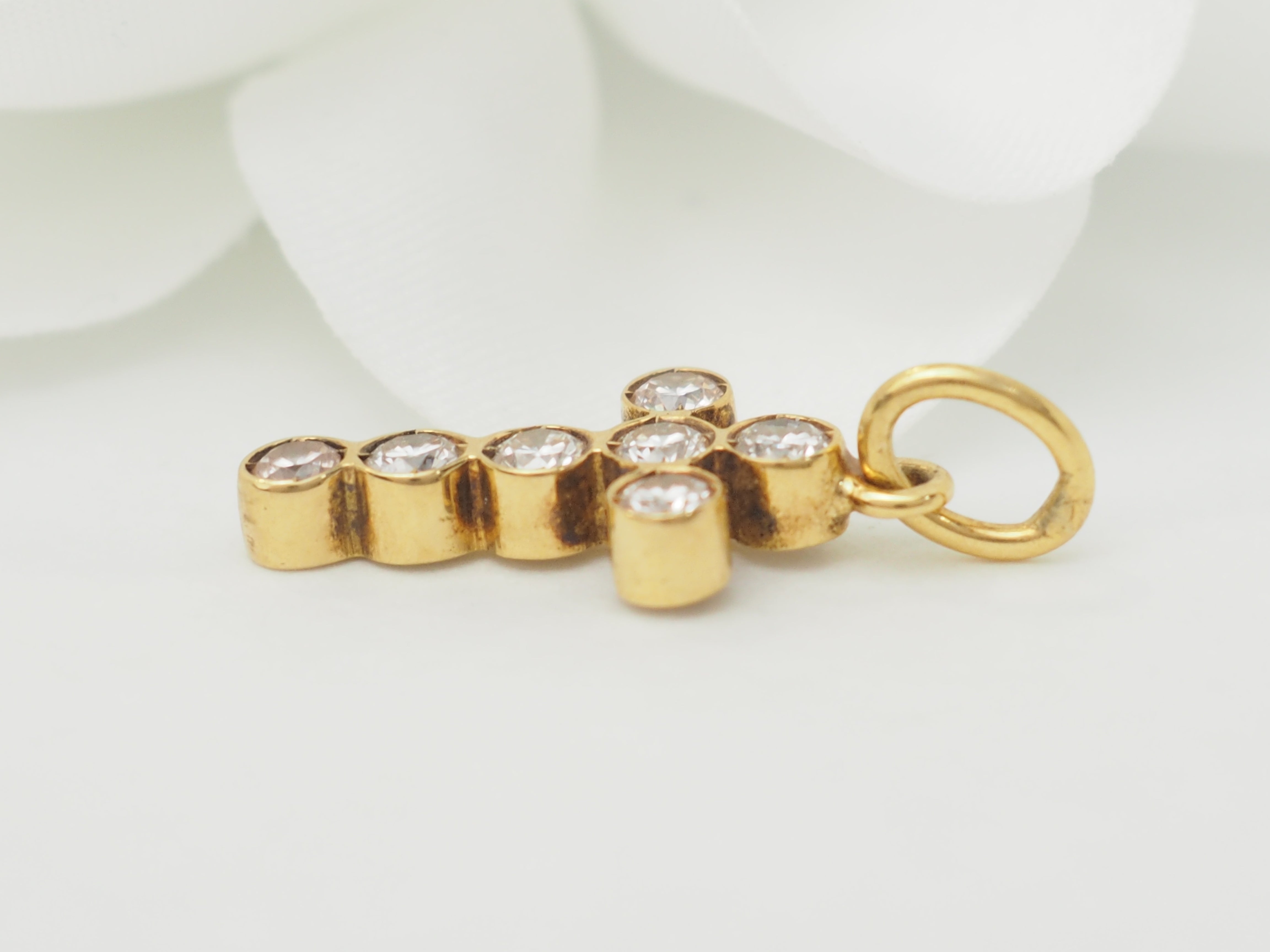 Pendentif croix en or jaune et diamants 0.40ct