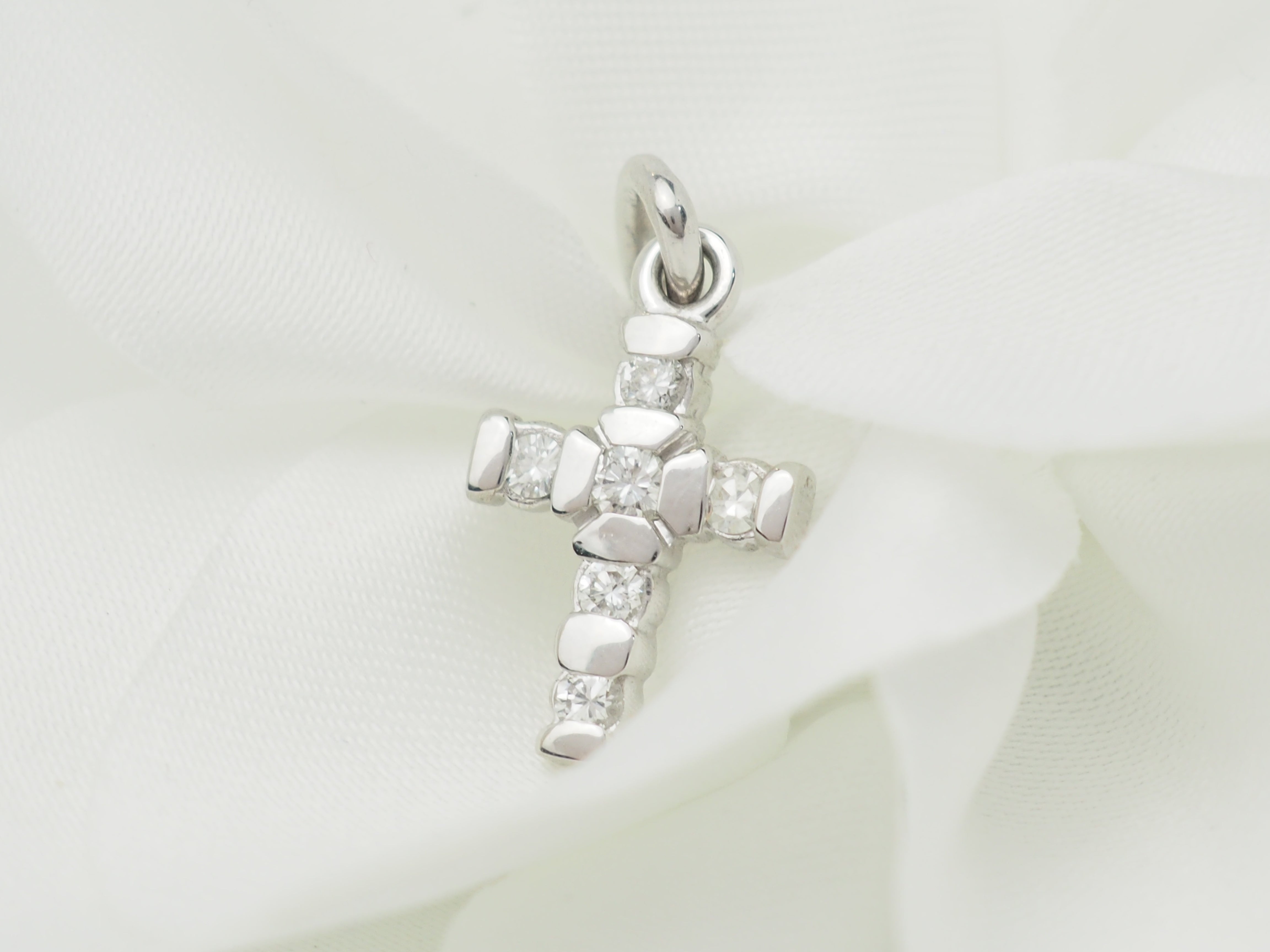 Pendentif croix en or blanc et diamants 0.17ct