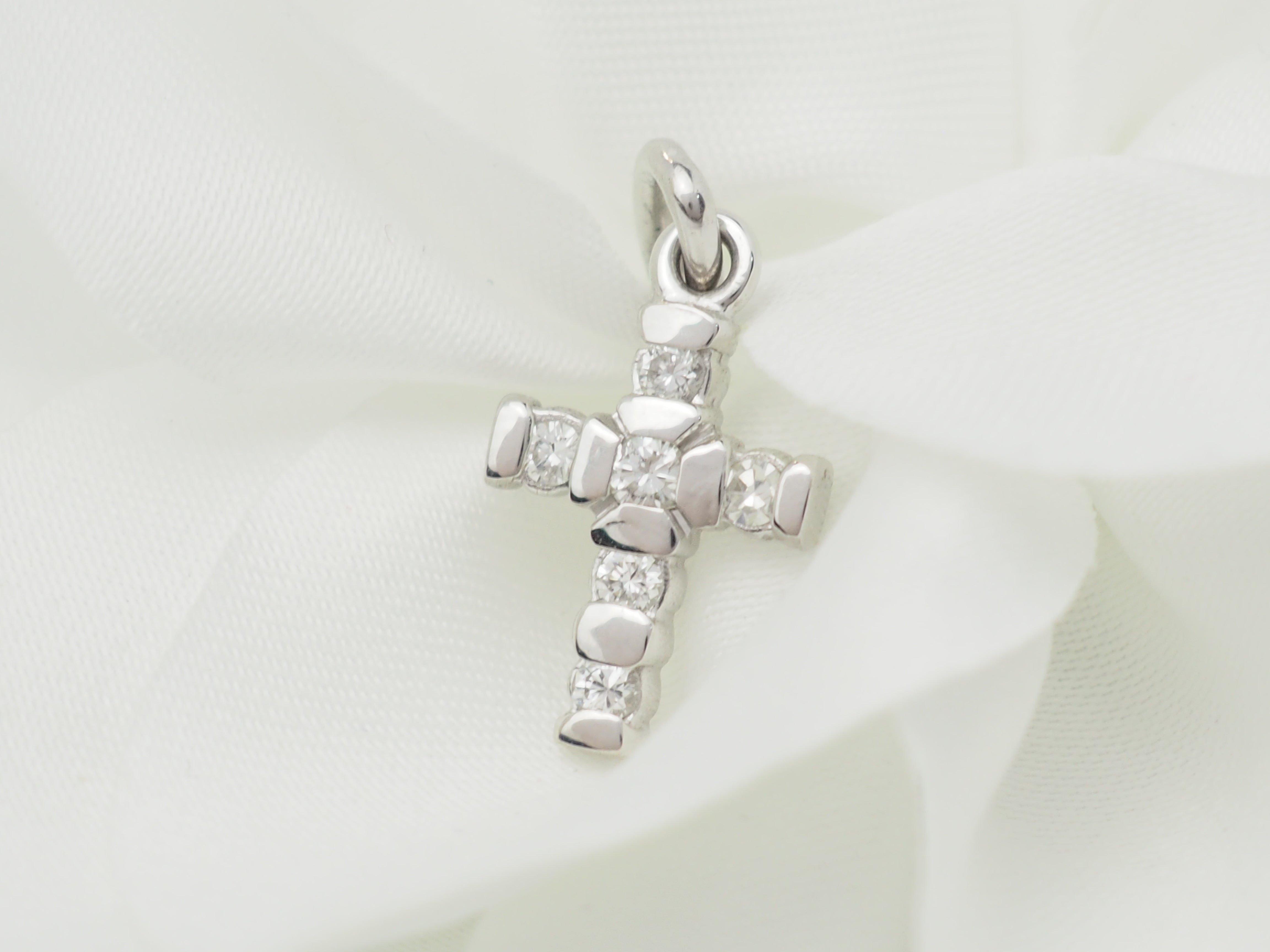 Pendentif croix en or blanc et diamants 0.17ct