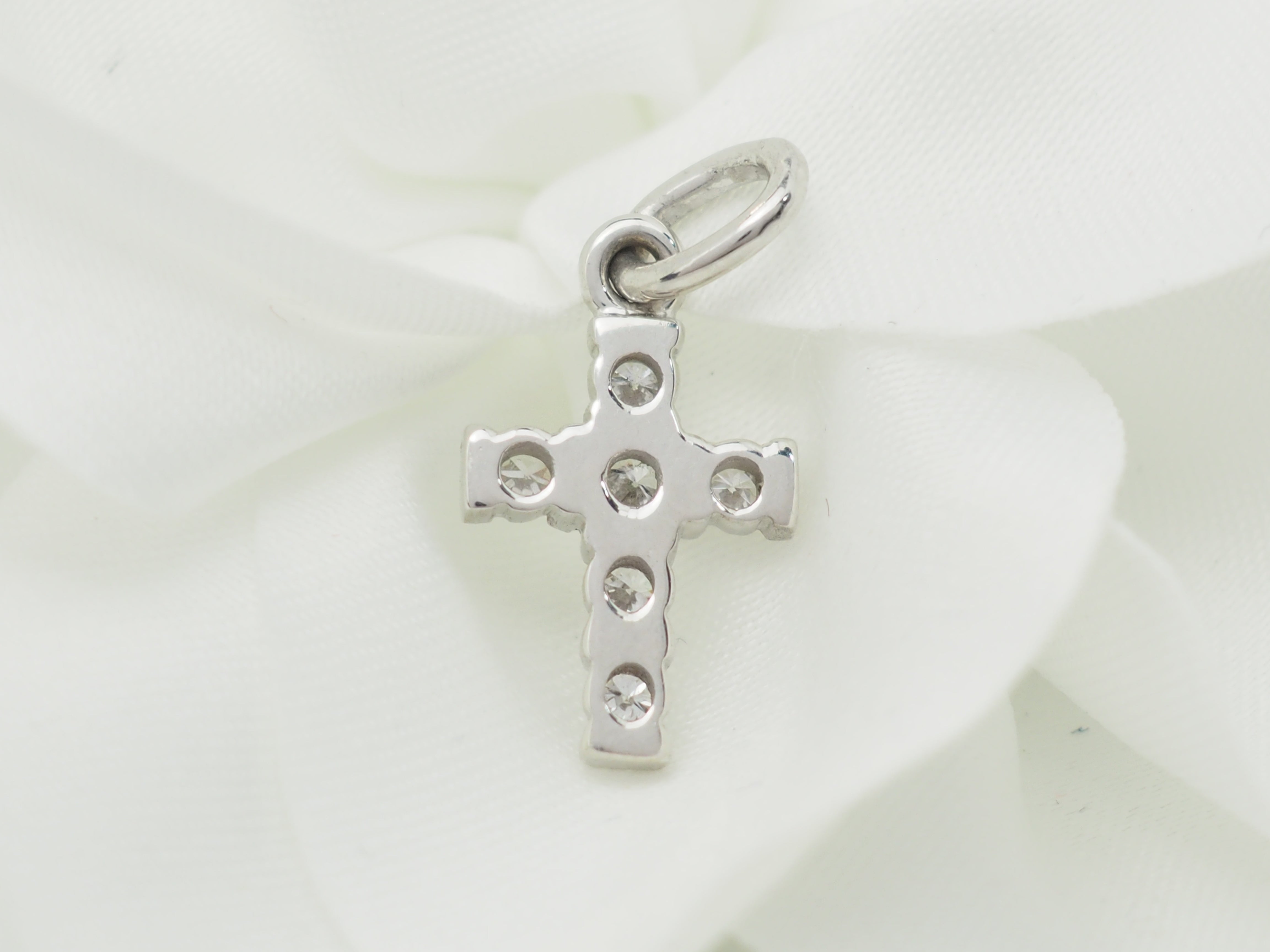 Pendentif croix en or blanc et diamants 0.17ct