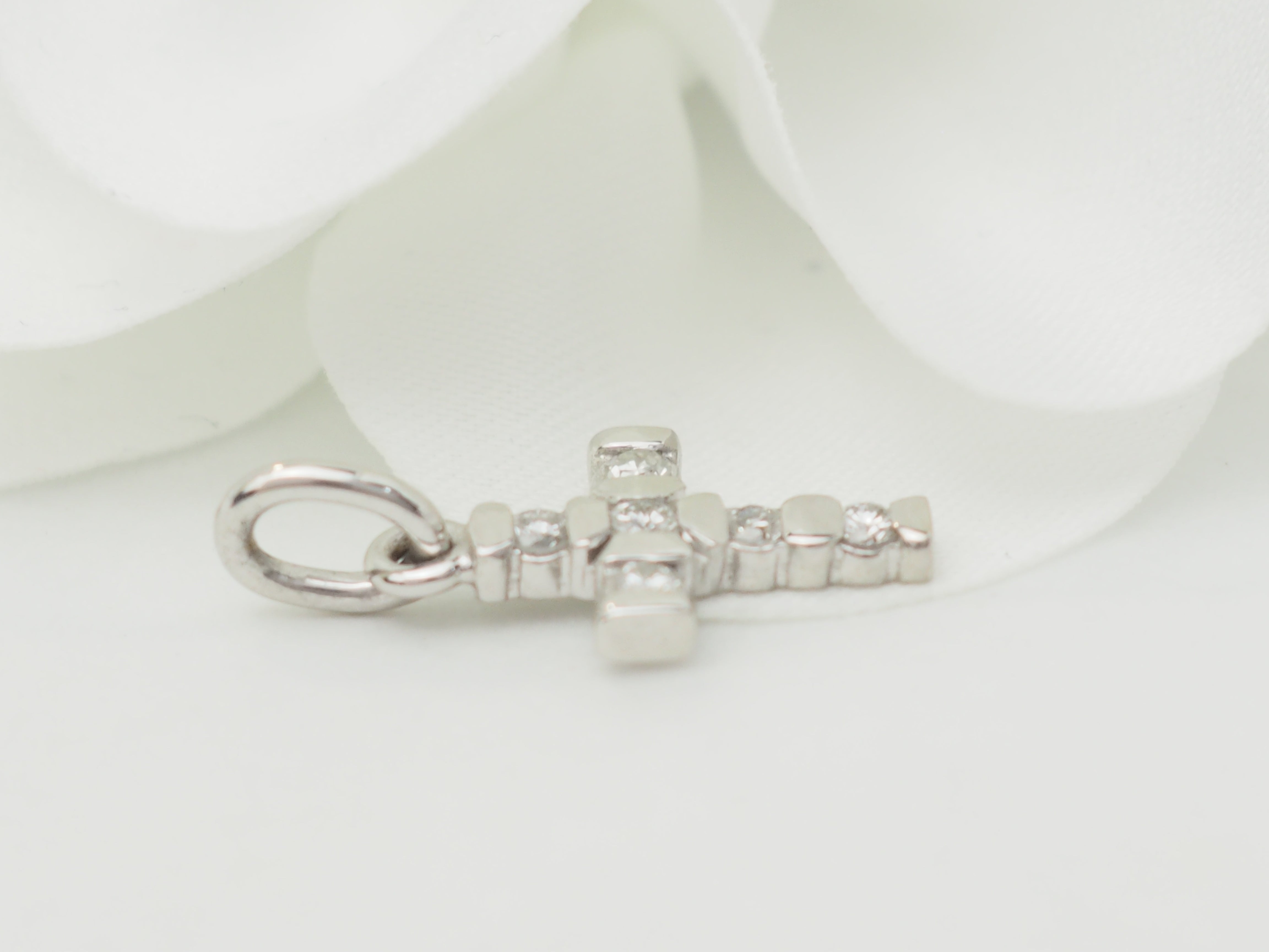 Pendentif croix en or blanc et diamants 0.17ct